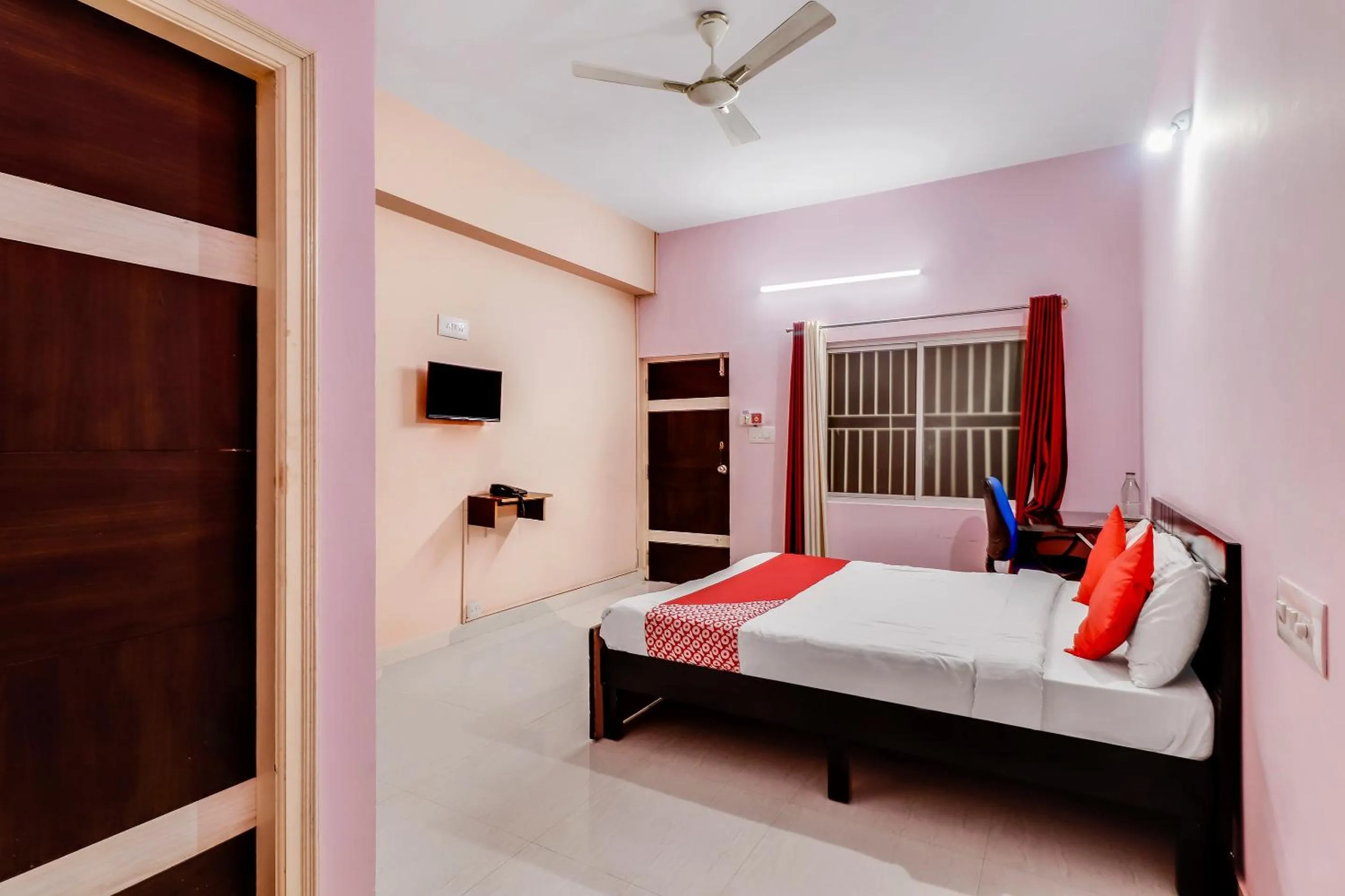 Bedroom, Bed in Hotel O Aaira Inn