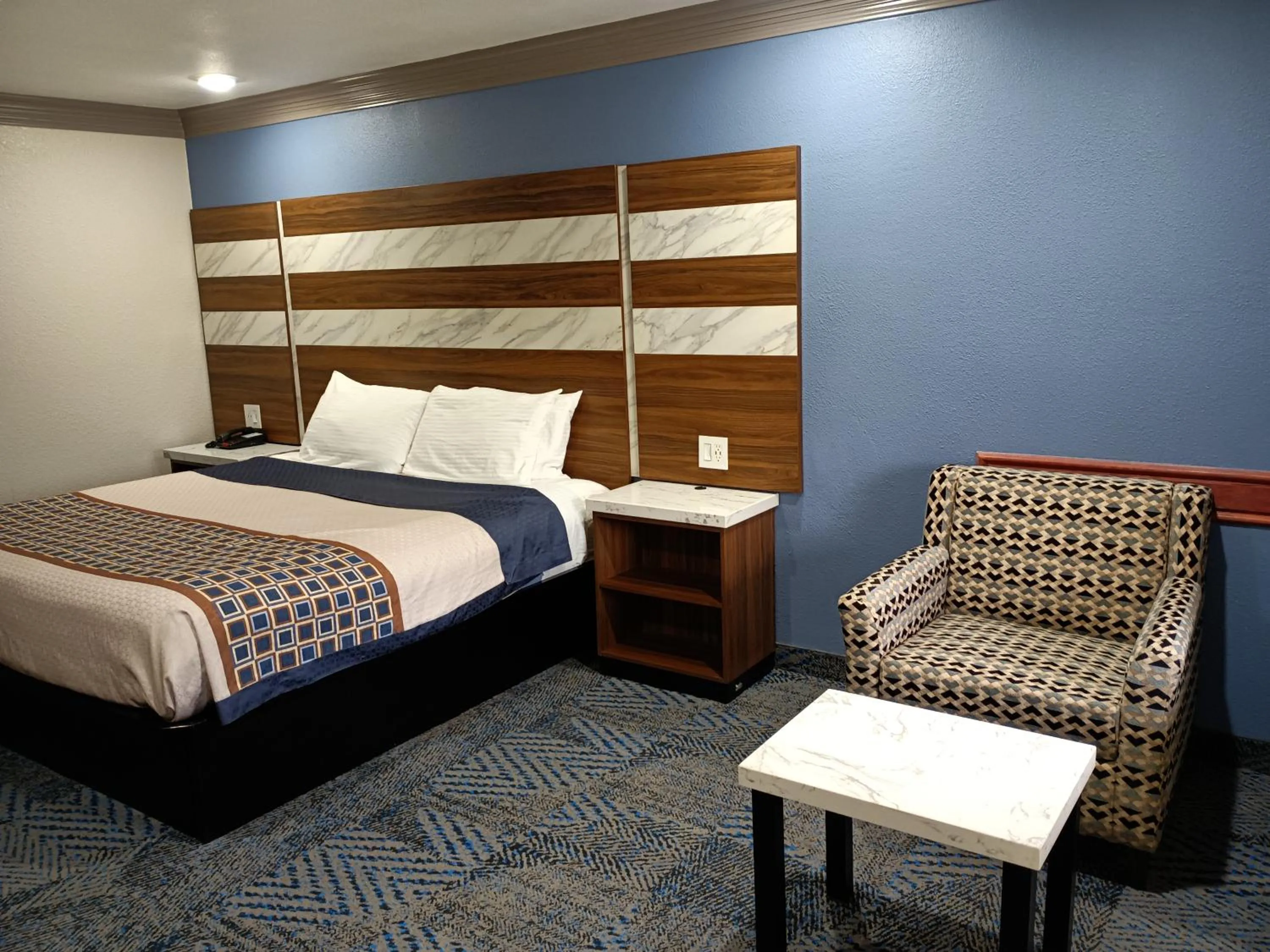 Bed in Americas Best Value Inn & Suites-Alvin/Houston