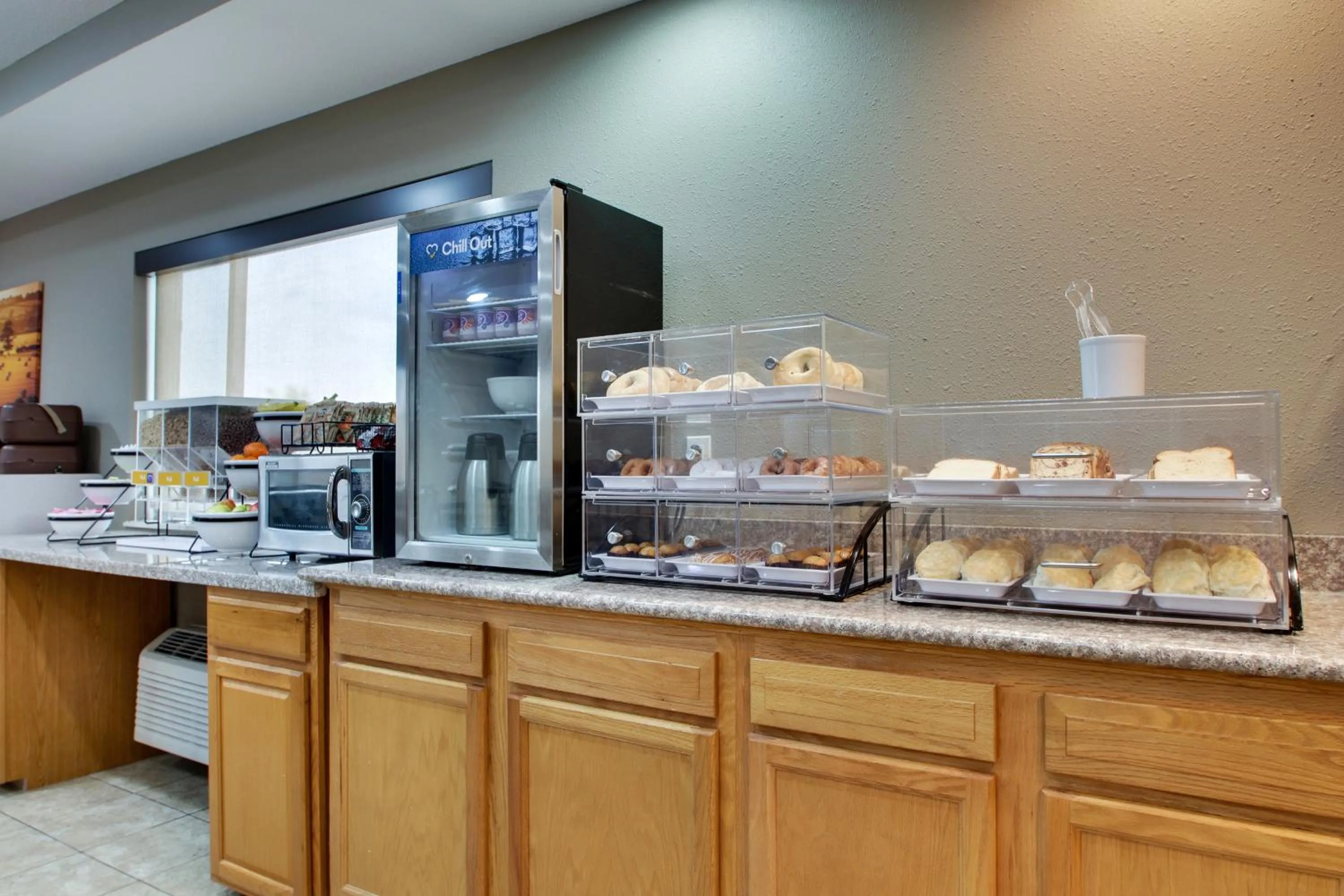 Breakfast in EverSpring Inn & Suites