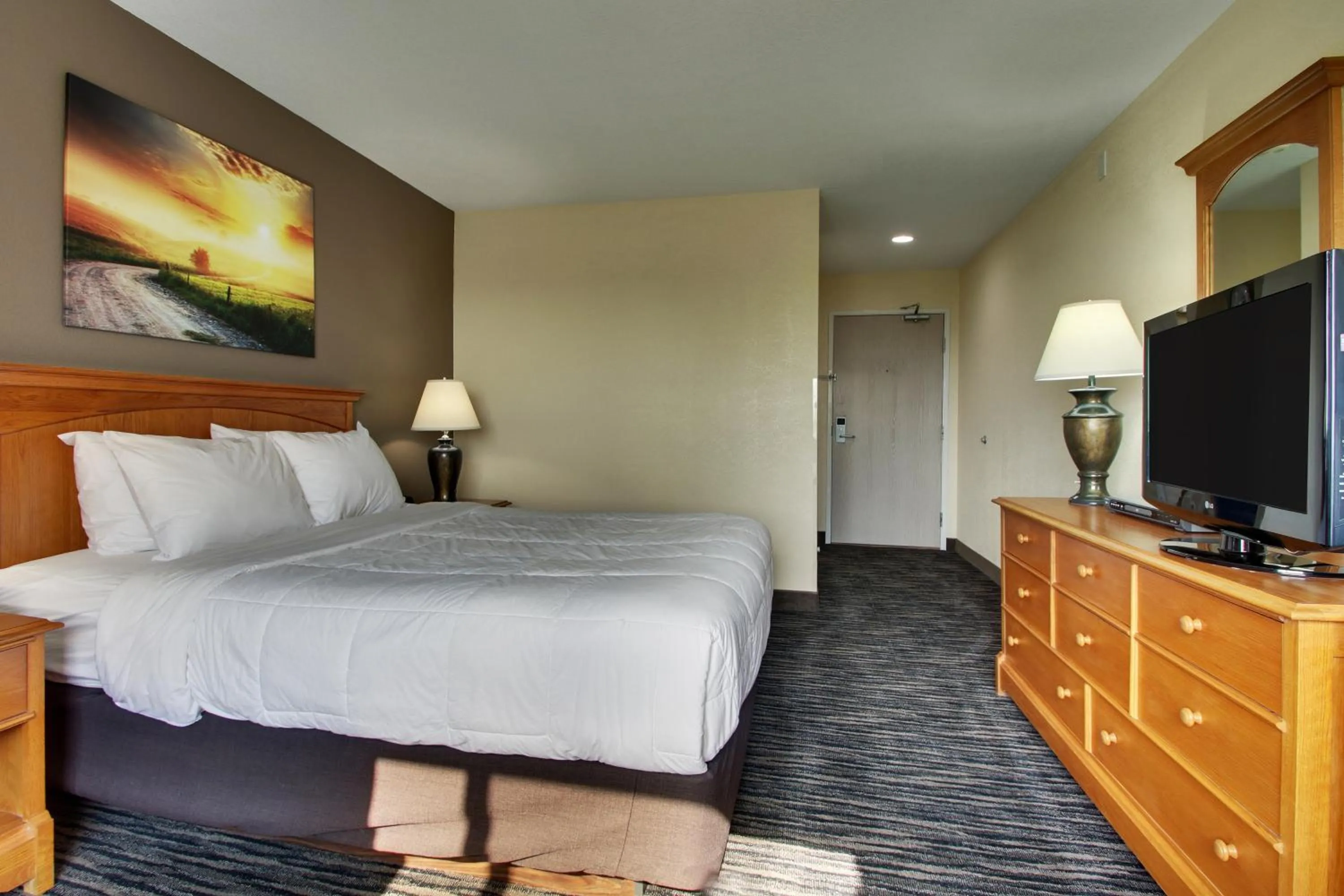 Bed in EverSpring Inn & Suites