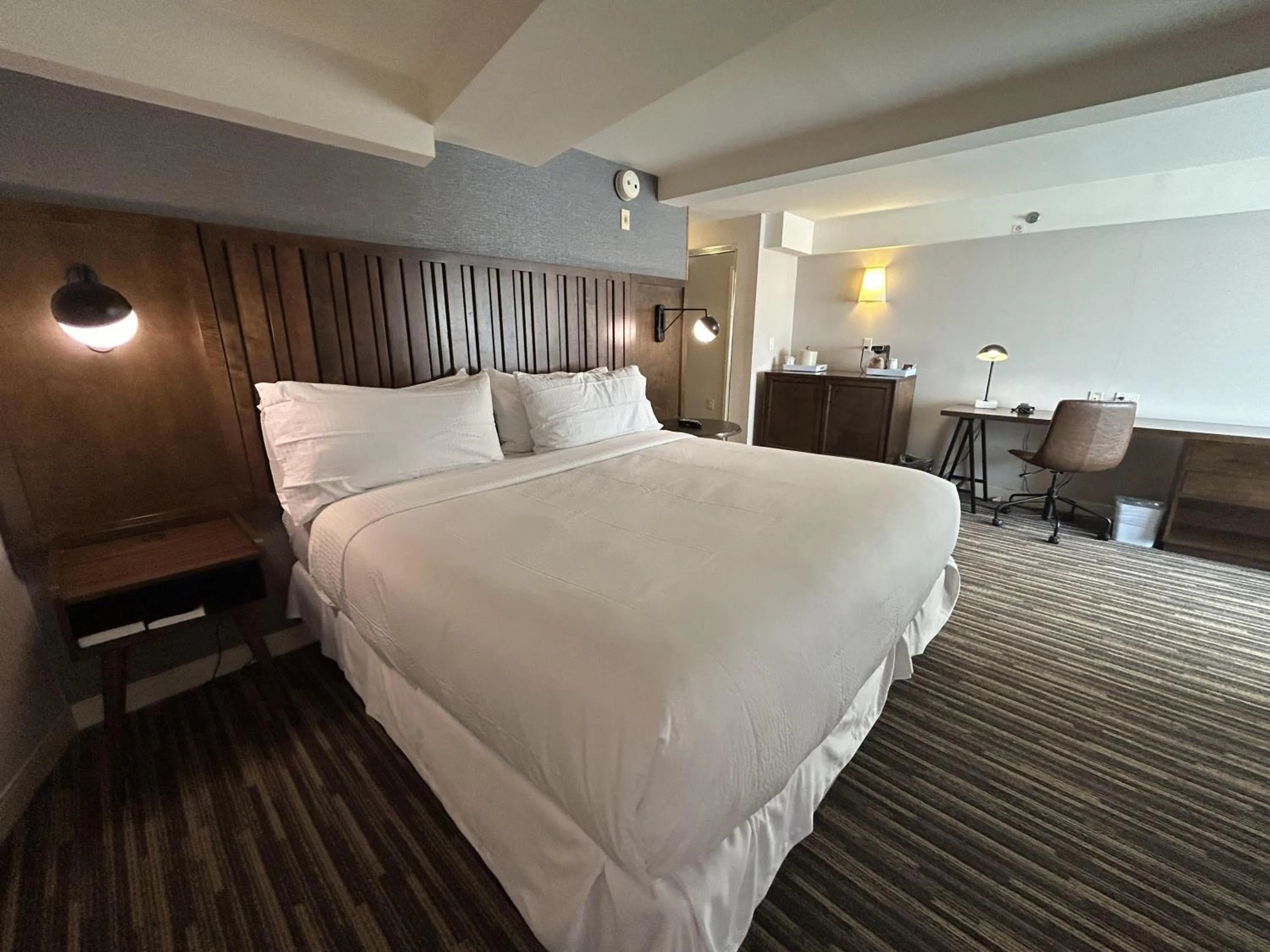 Bedroom, Bed in Best Western Premier Plainview-Long Island Hotel