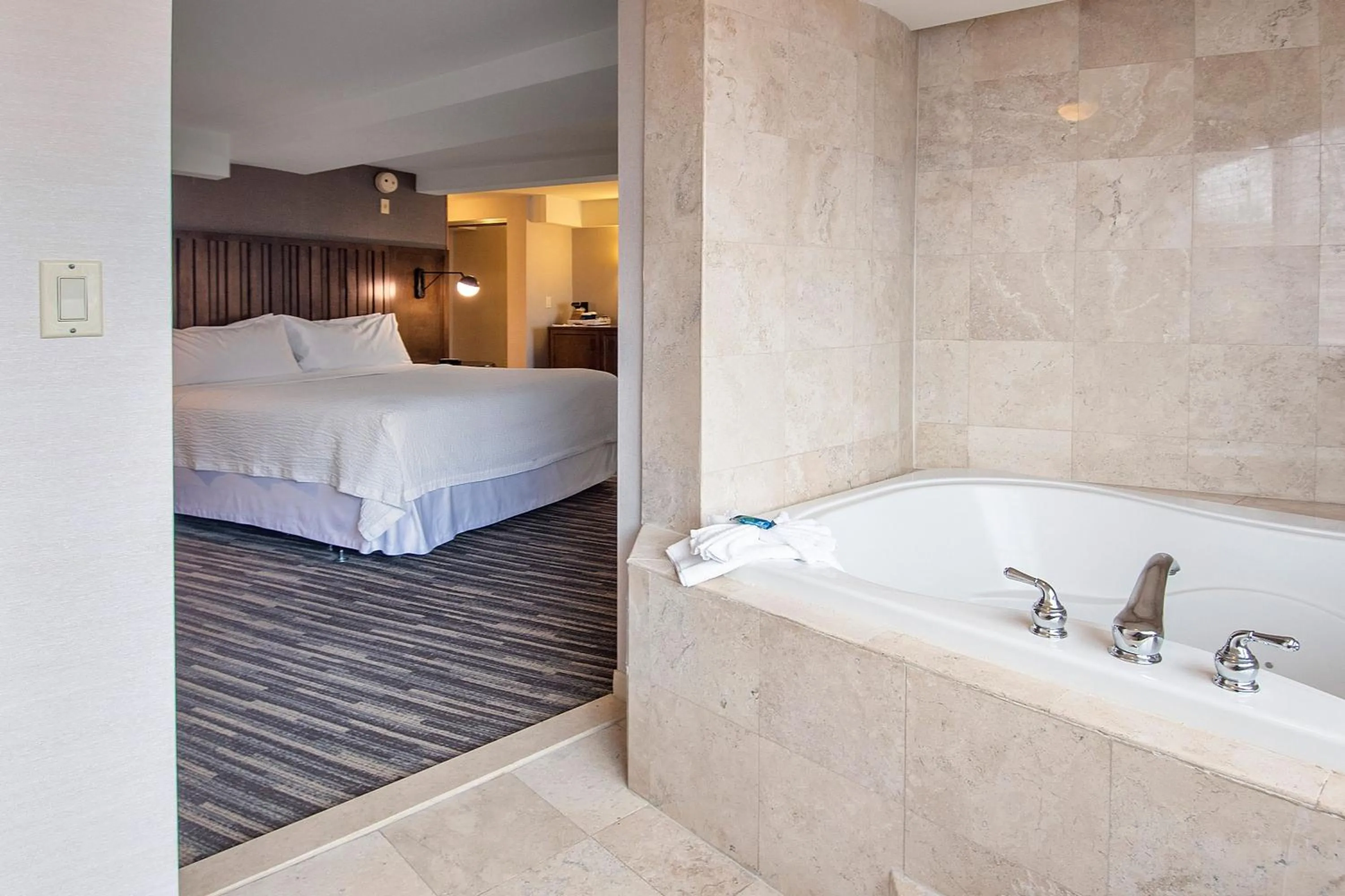 Photo of the whole room, Bed in Four Points by Sheraton Melville Long Island