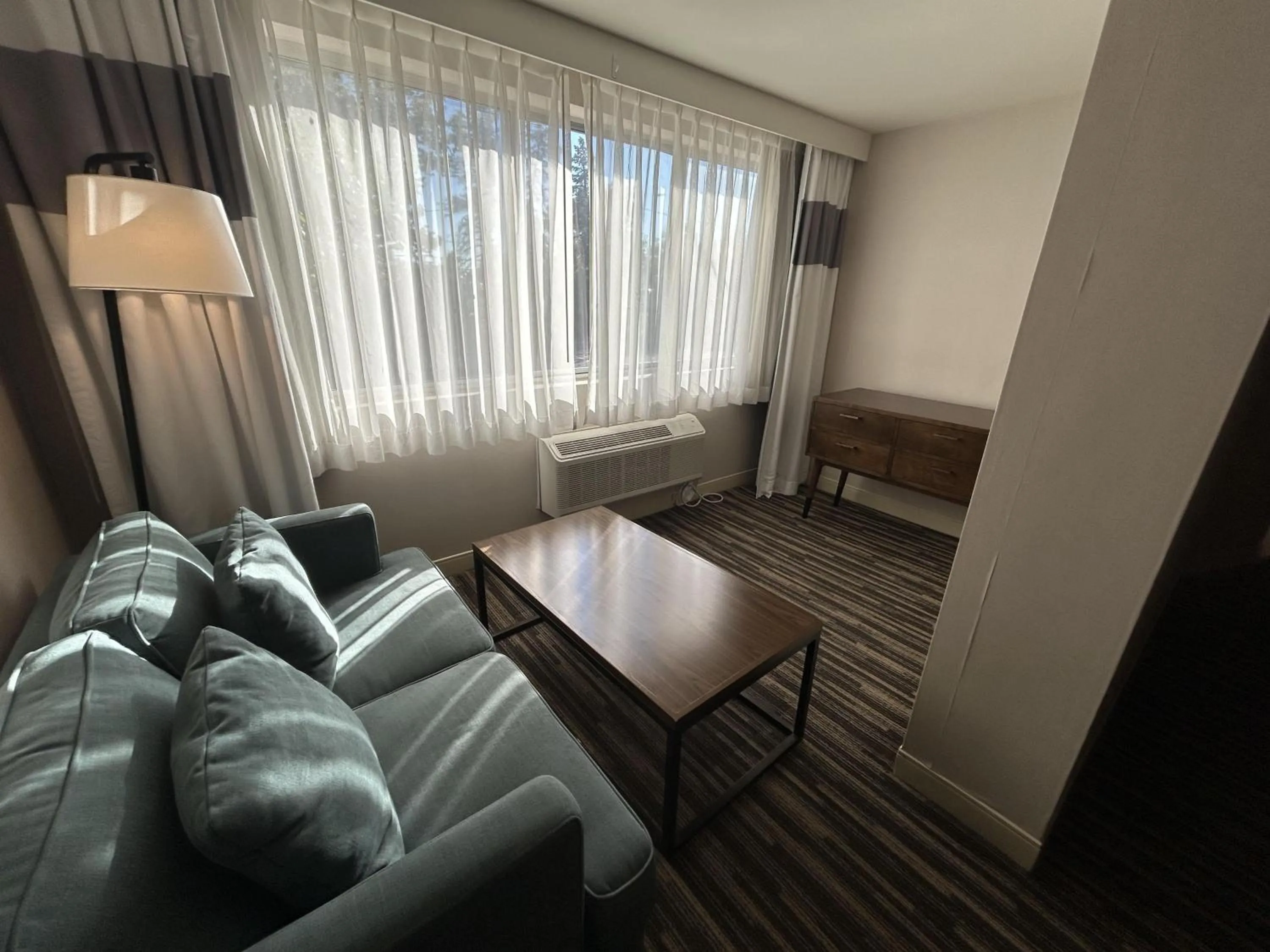 Bedroom in Best Western Premier Plainview-Long Island Hotel