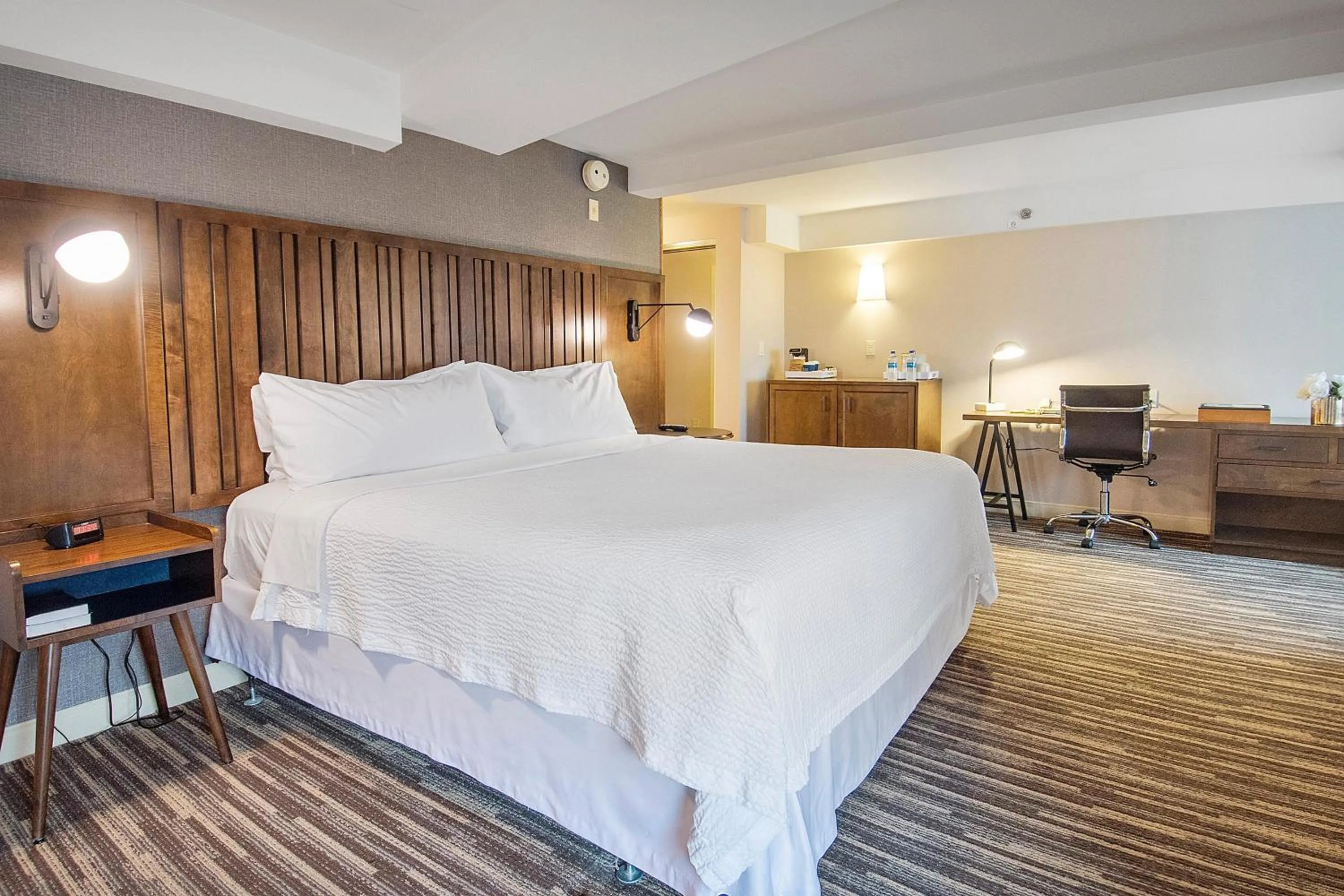 Photo of the whole room, Bed in Four Points by Sheraton Melville Long Island