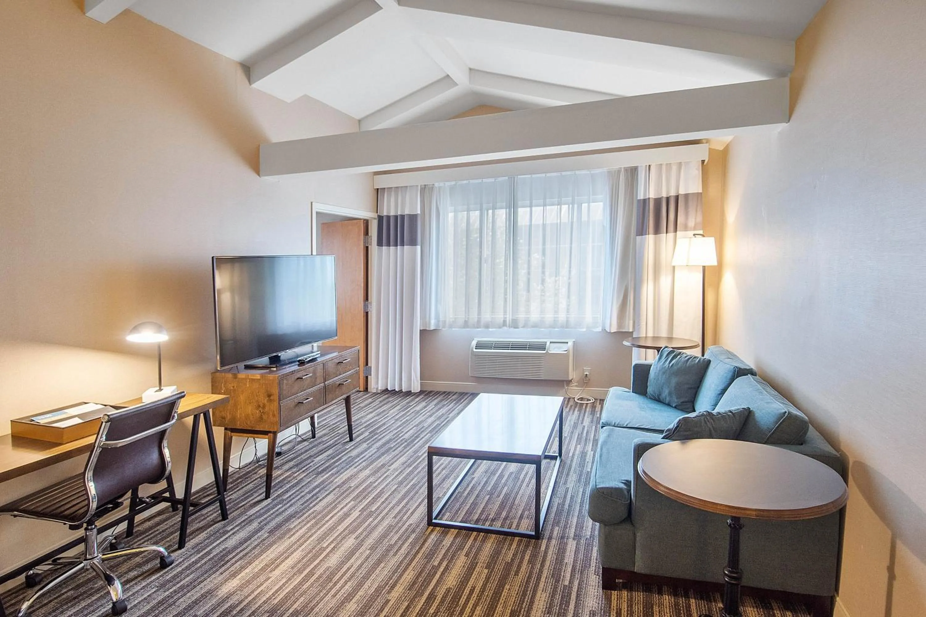 Living room in Four Points by Sheraton Melville Long Island