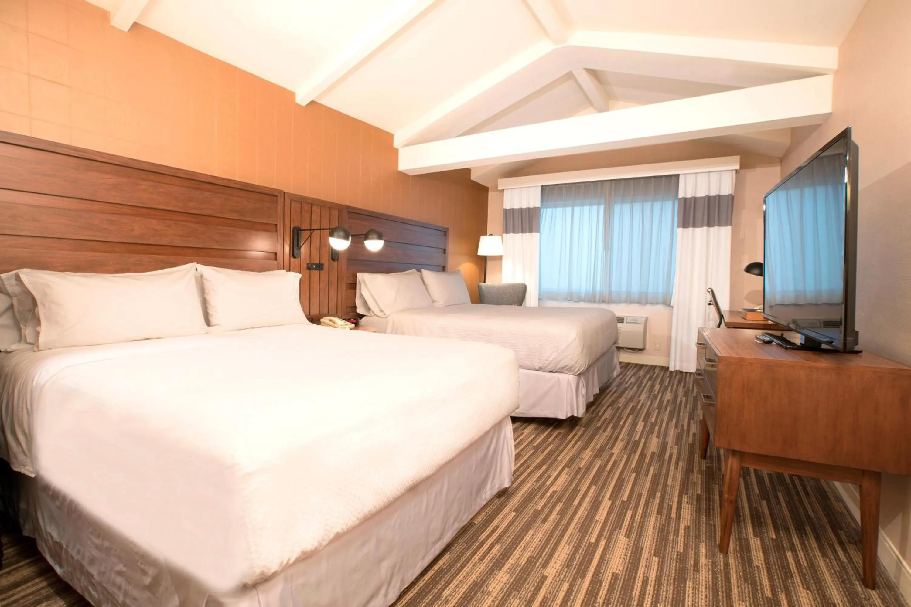 Photo of the whole room, Bed in Four Points by Sheraton Melville Long Island