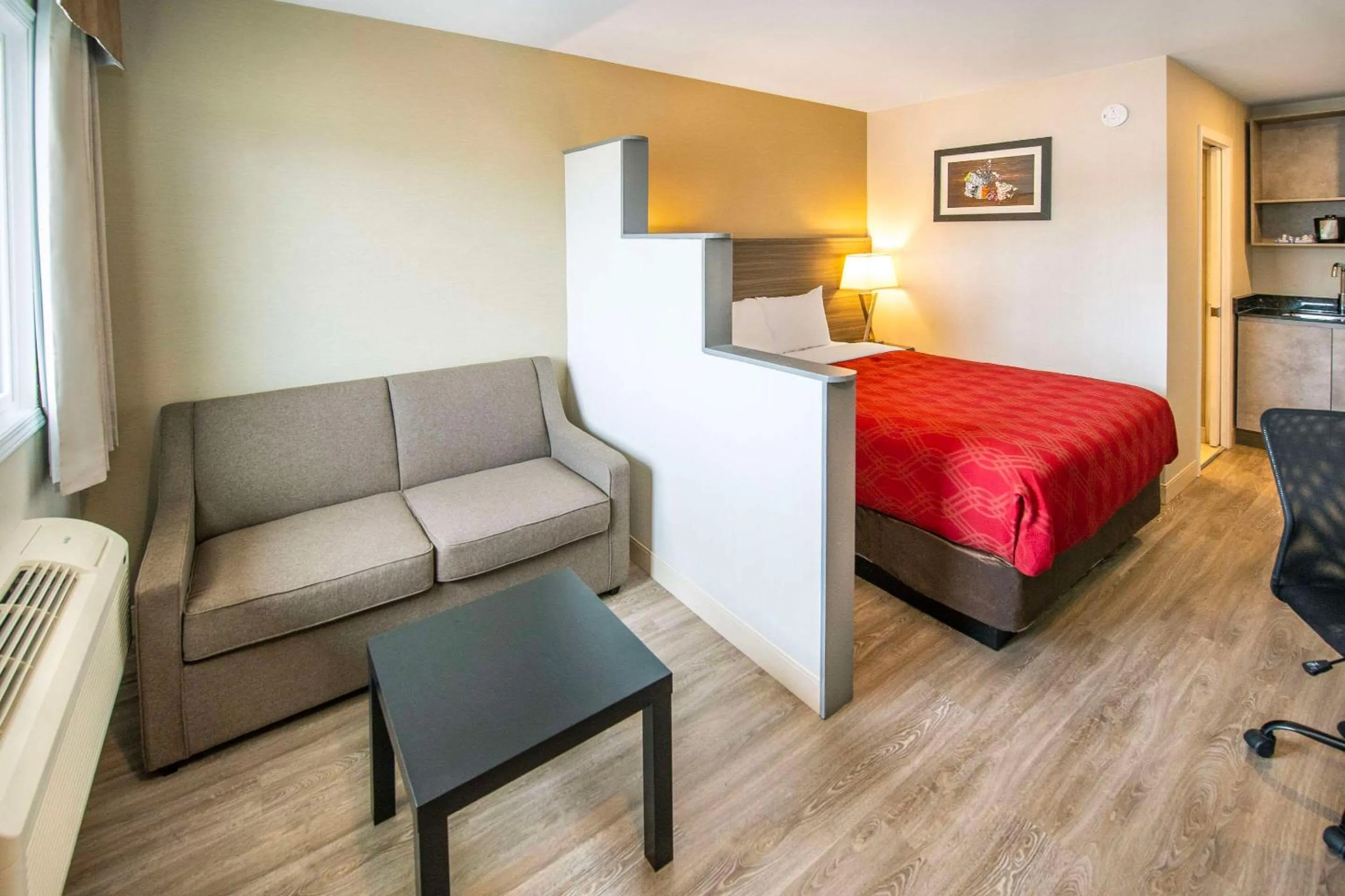 Bedroom, Bed in Econo Lodge Inn & Suites