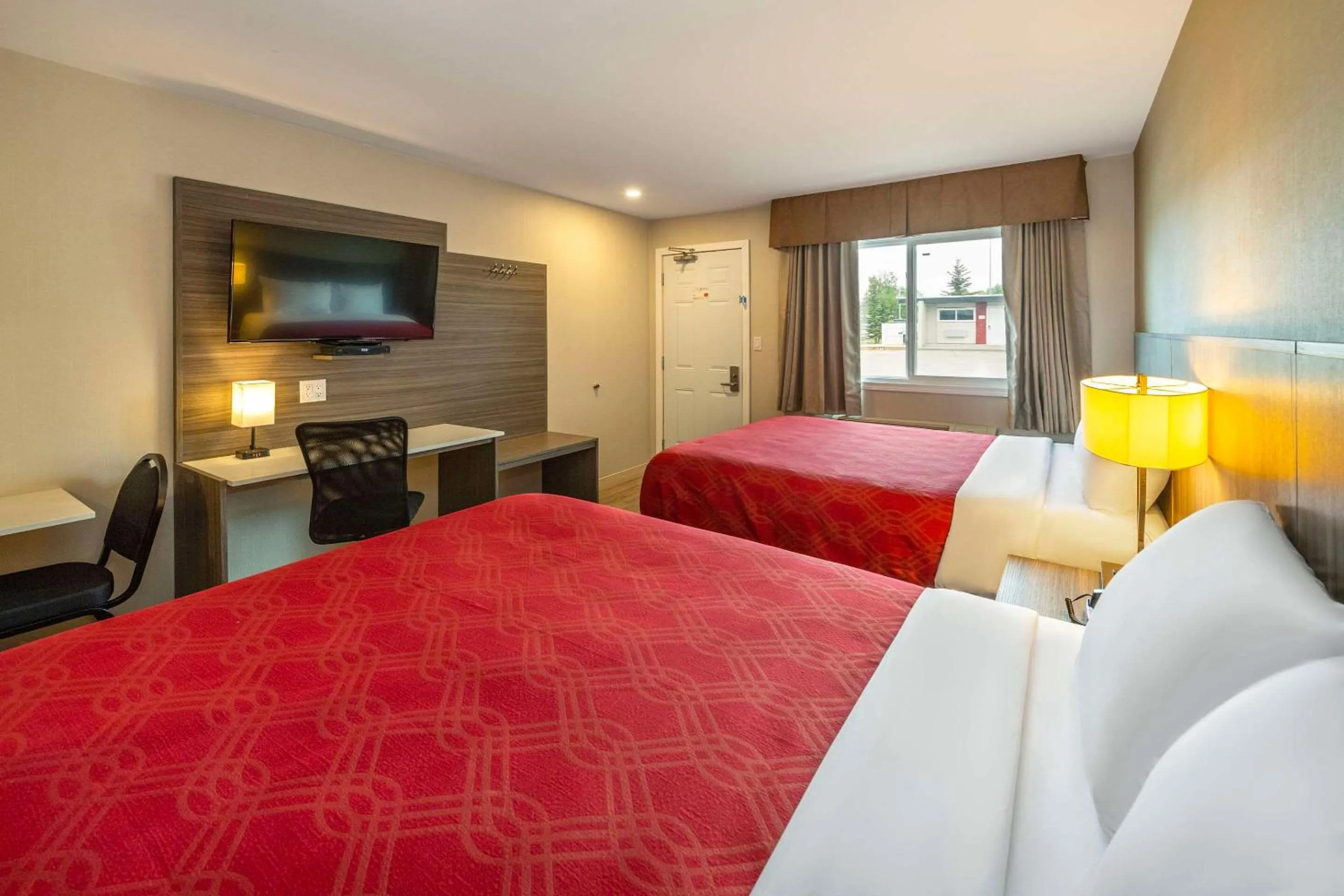 Bedroom, Bed in Econo Lodge Inn & Suites