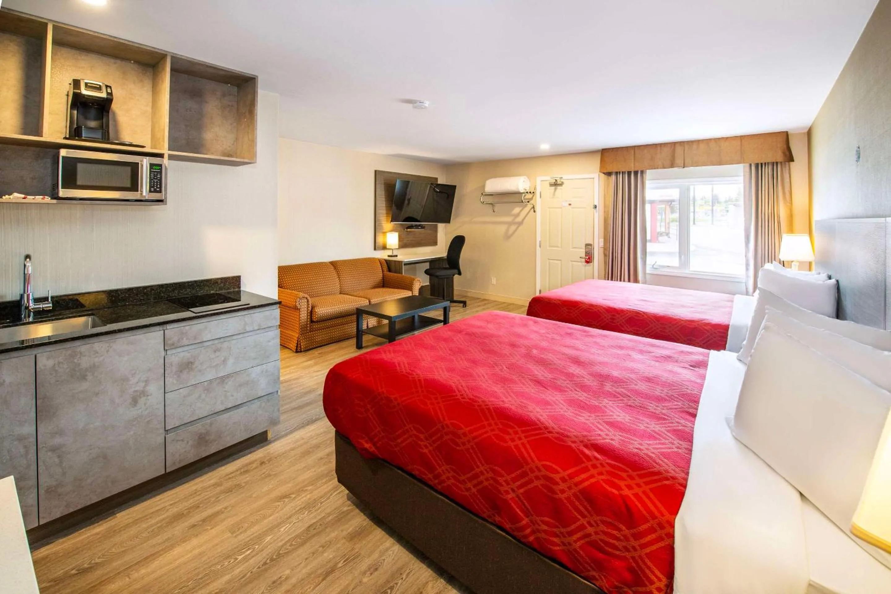 Bedroom, Bed in Econo Lodge Inn & Suites