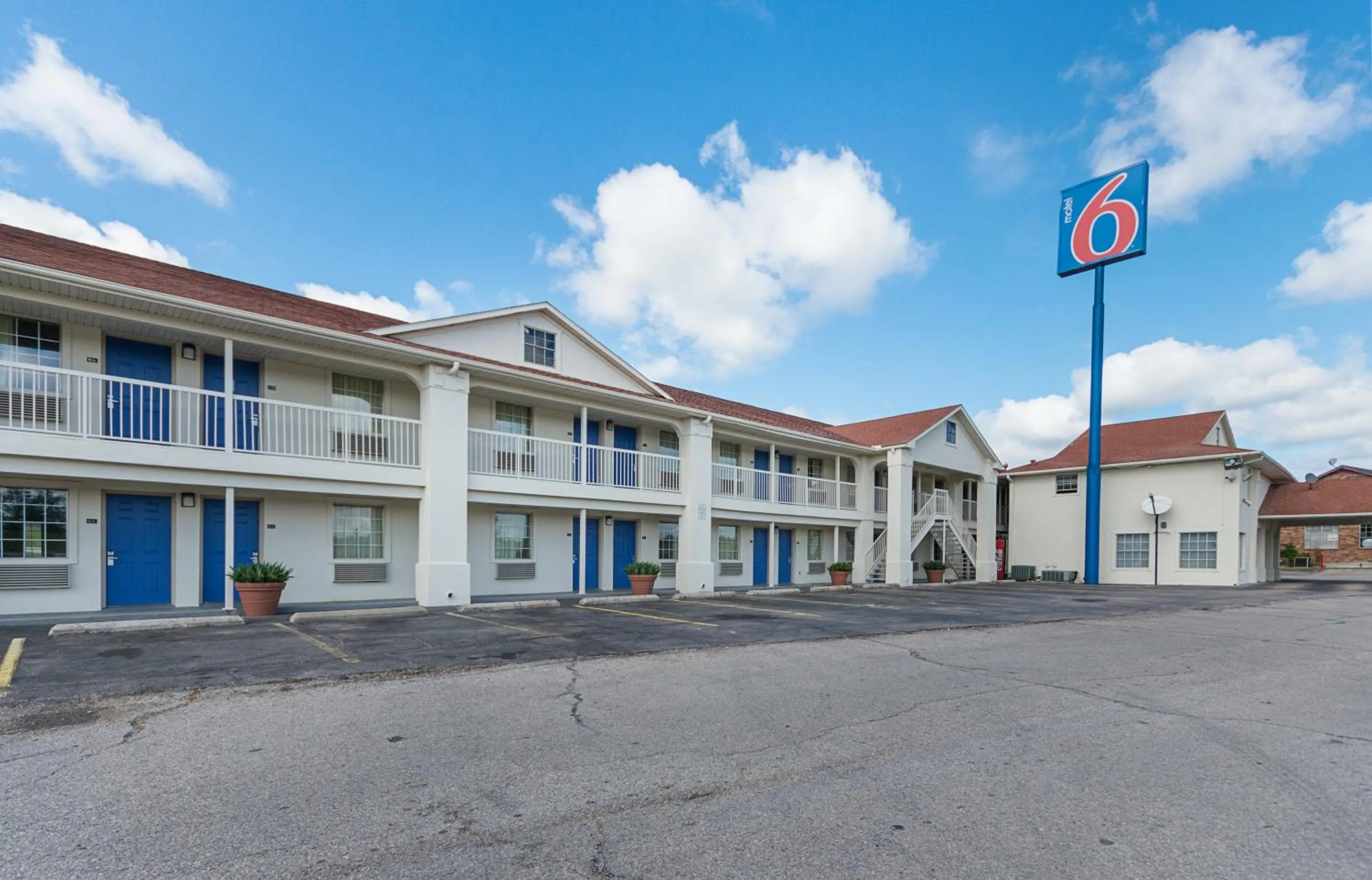 Property building in Motel 6-Livingston, TX