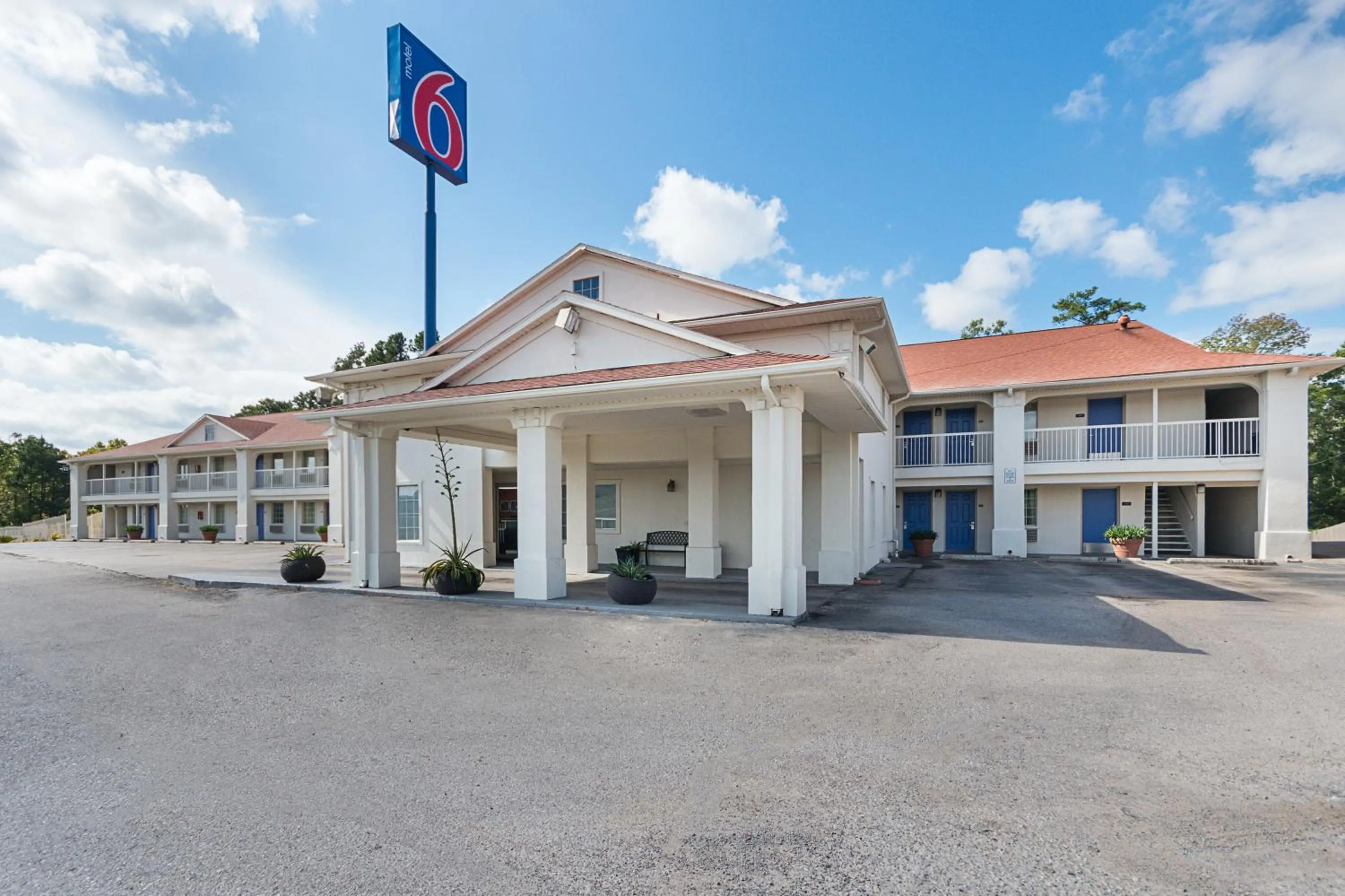 Facade/entrance in Motel 6-Livingston, TX