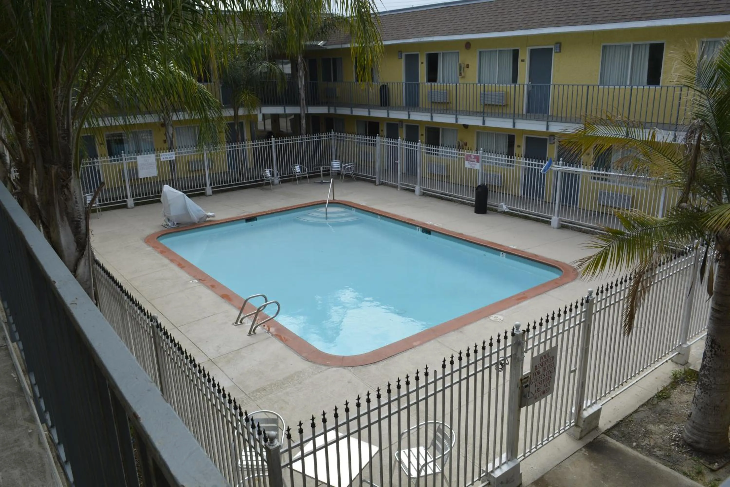 Swimming pool in Americas Best Value Inn and Suites Groves