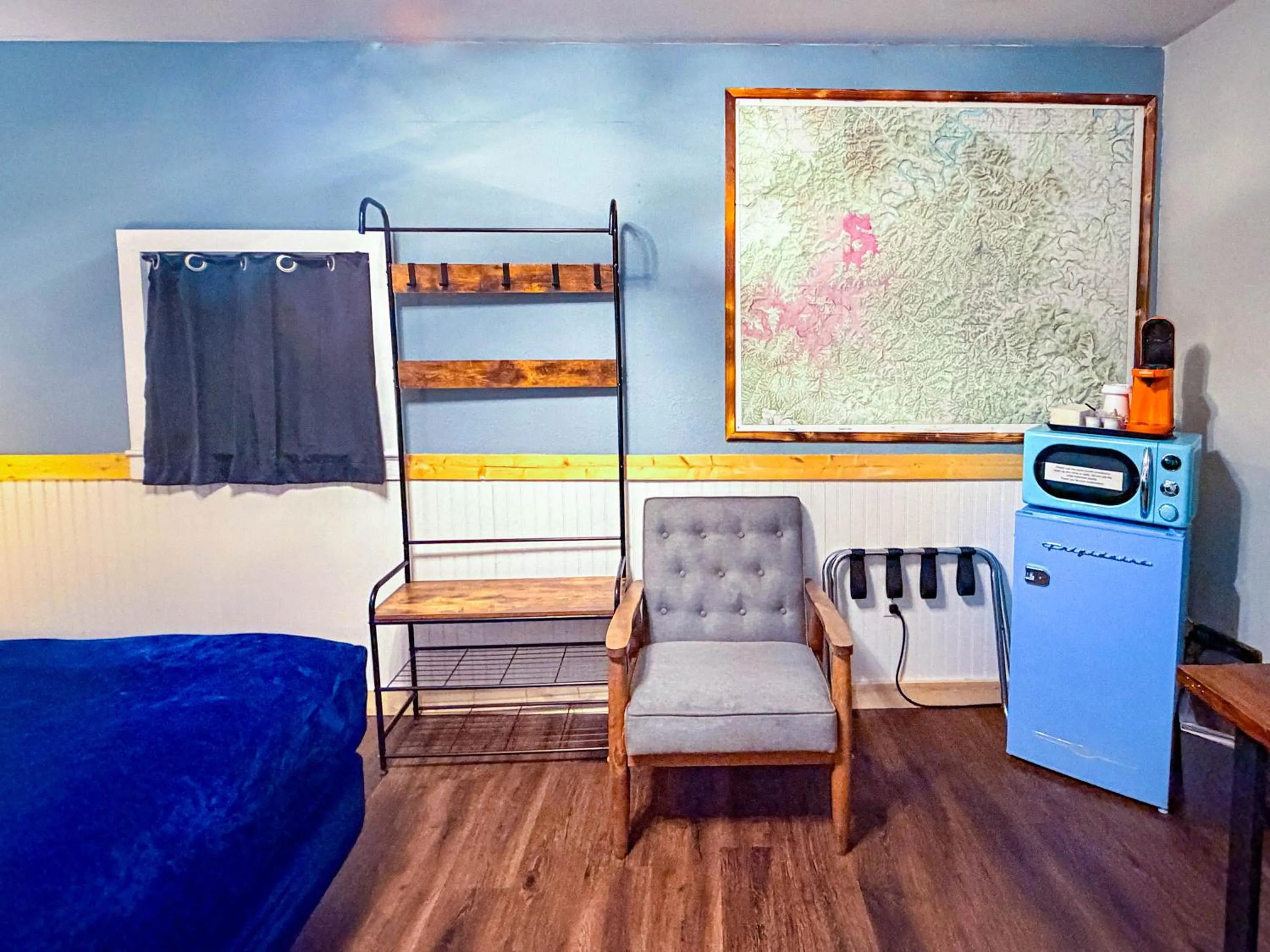 Seating area, Bed in The Wanderoo Lodge