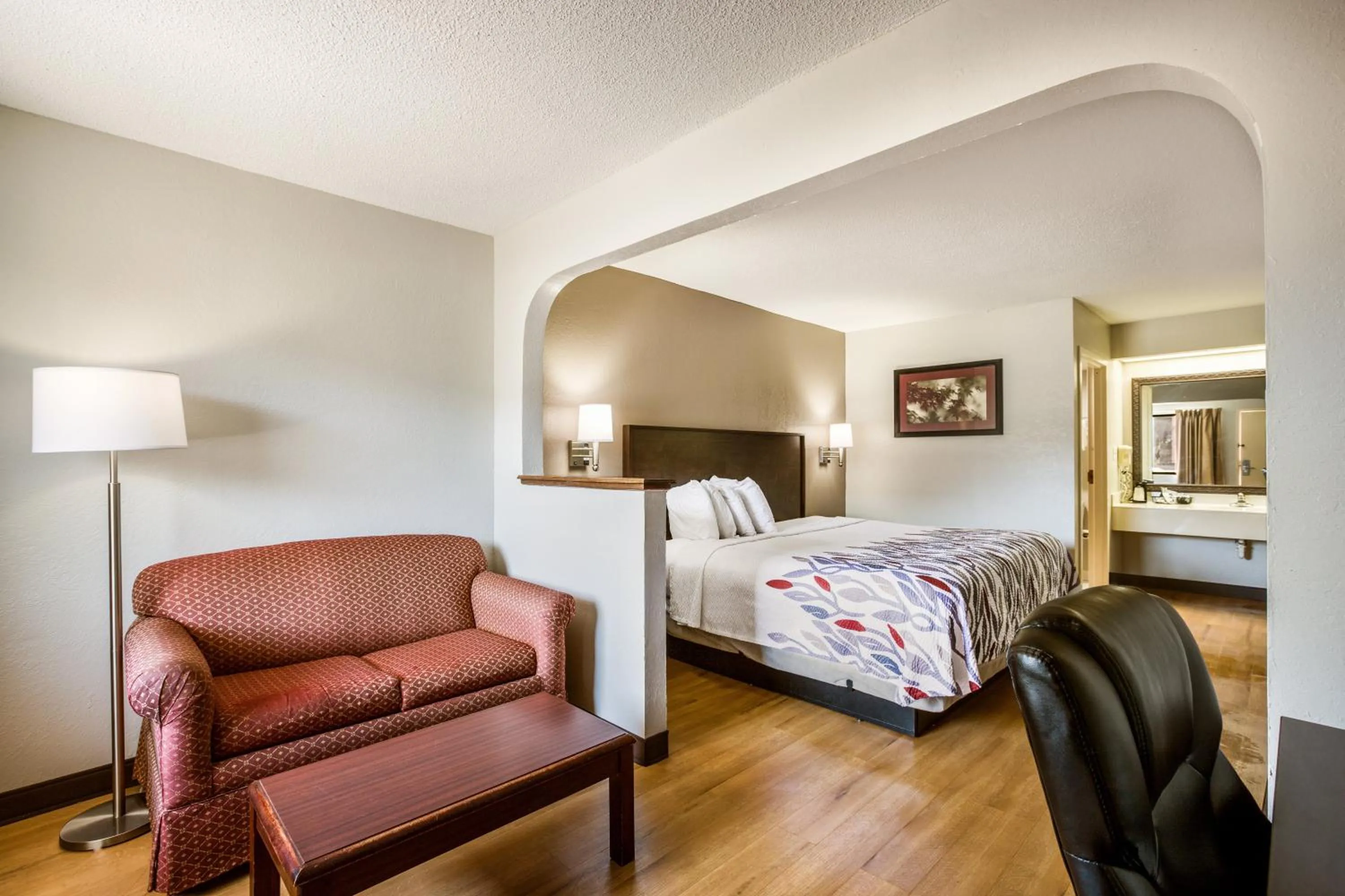 Photo of the whole room, Bed in Red Roof Inn Fayetteville I-95