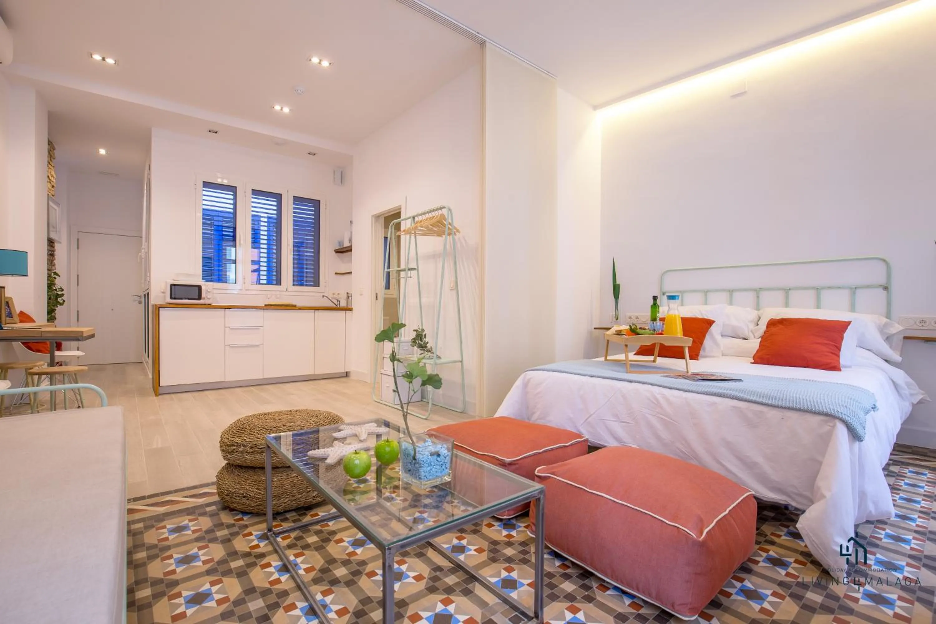 Kitchen or kitchenette, Bed in Living4Malaga Skyline Apartments