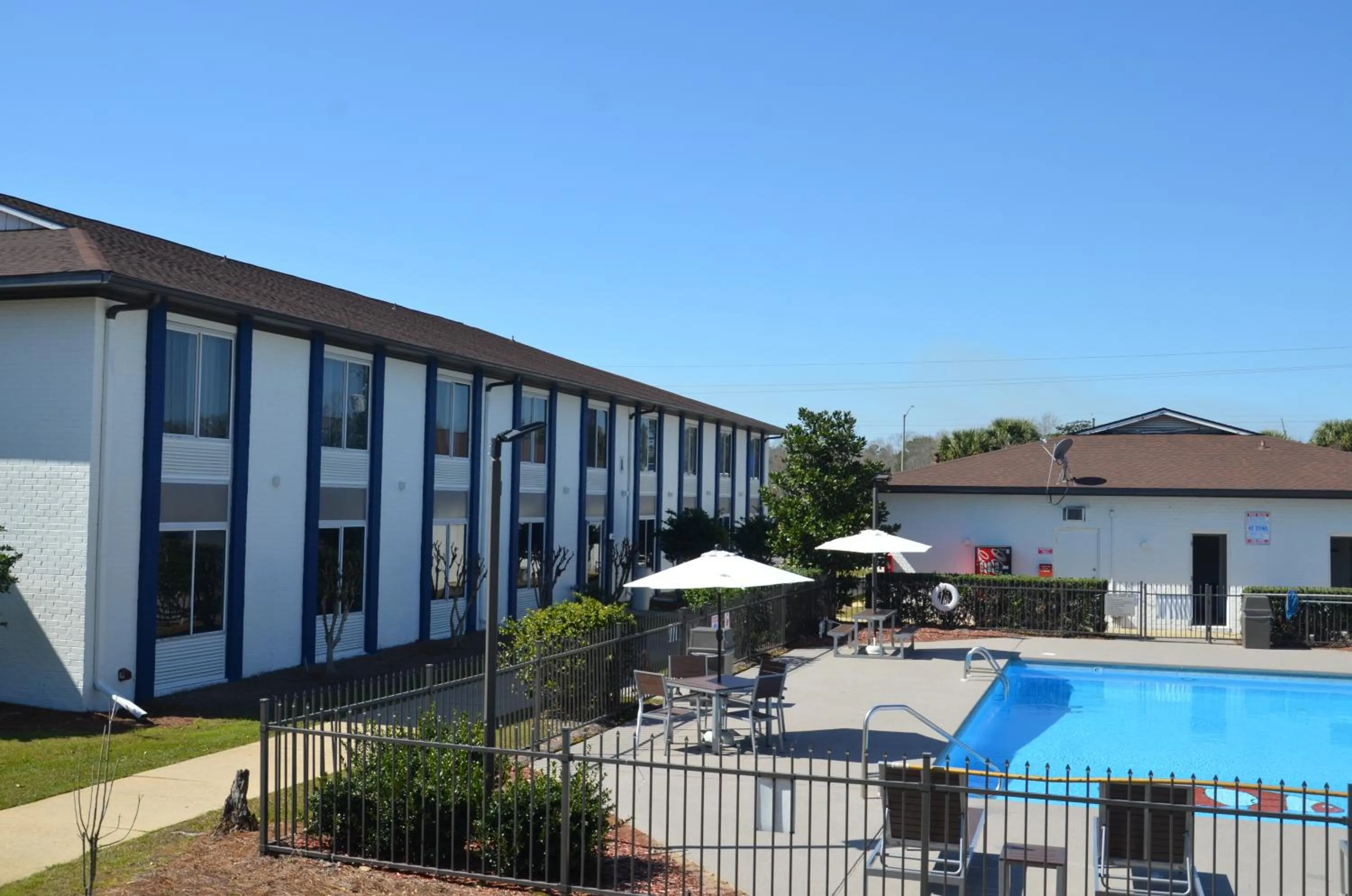 Property building in Americas Best Value Inn & Suites-Foley