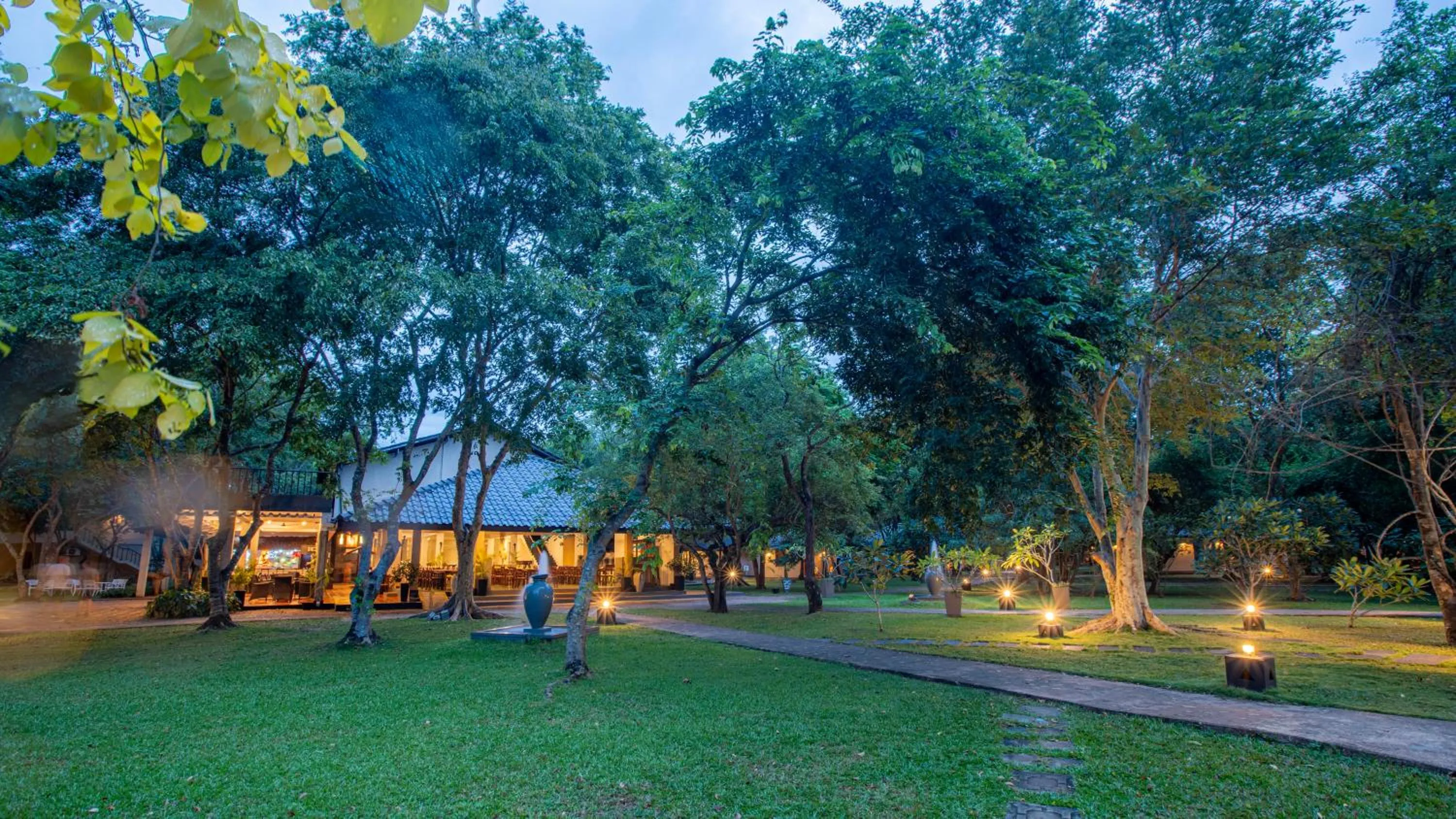 Restaurant/places to eat in Kassapa Lions Rock