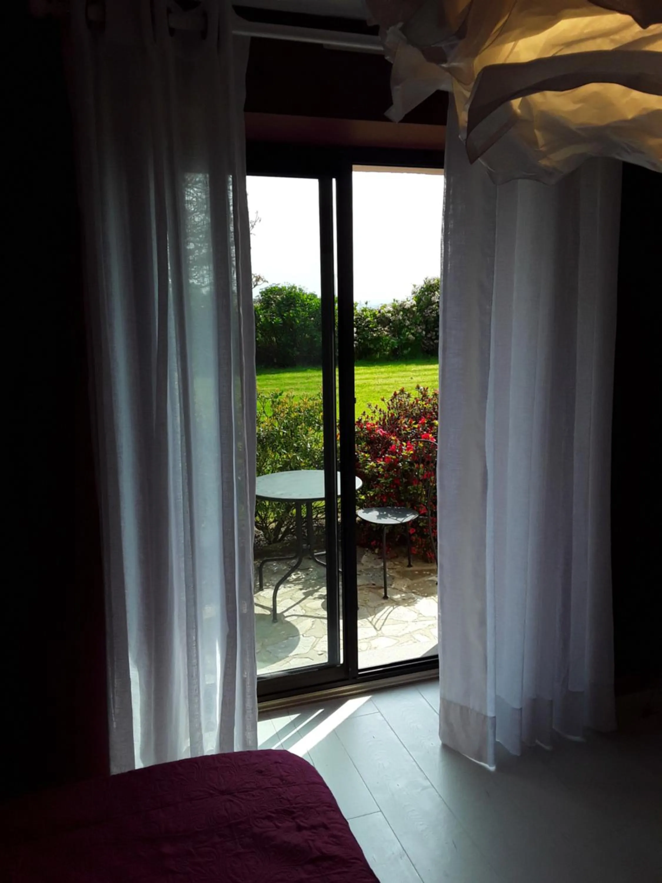 Garden view, Bed in Chez Herveline Le Fer - Chambres et table d'hôtes