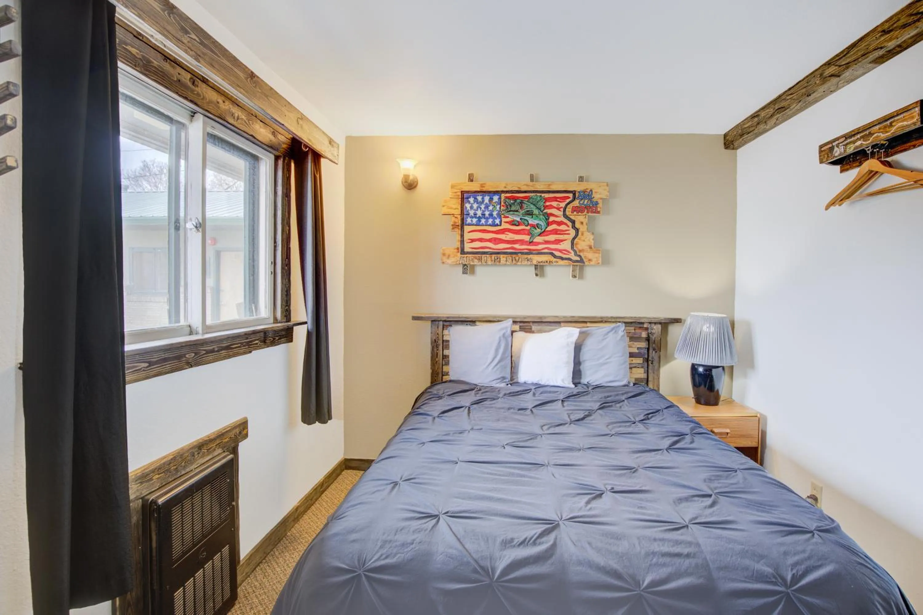 Bedroom, Bed in Bel Aire Motel Chamberlain Near Missouri River I 90