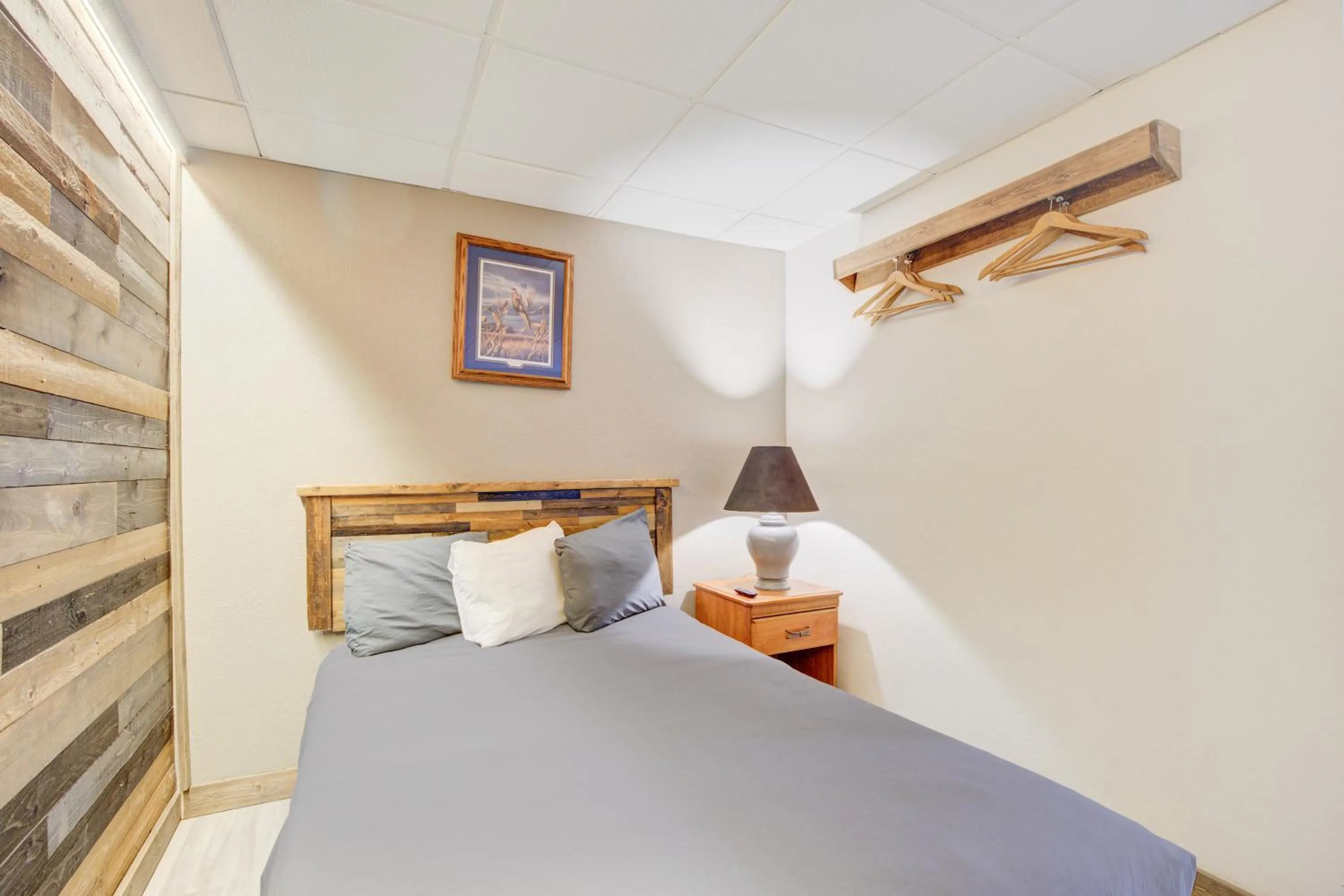 Bedroom, Bed in Bel Aire Motel Chamberlain Near Missouri River I 90