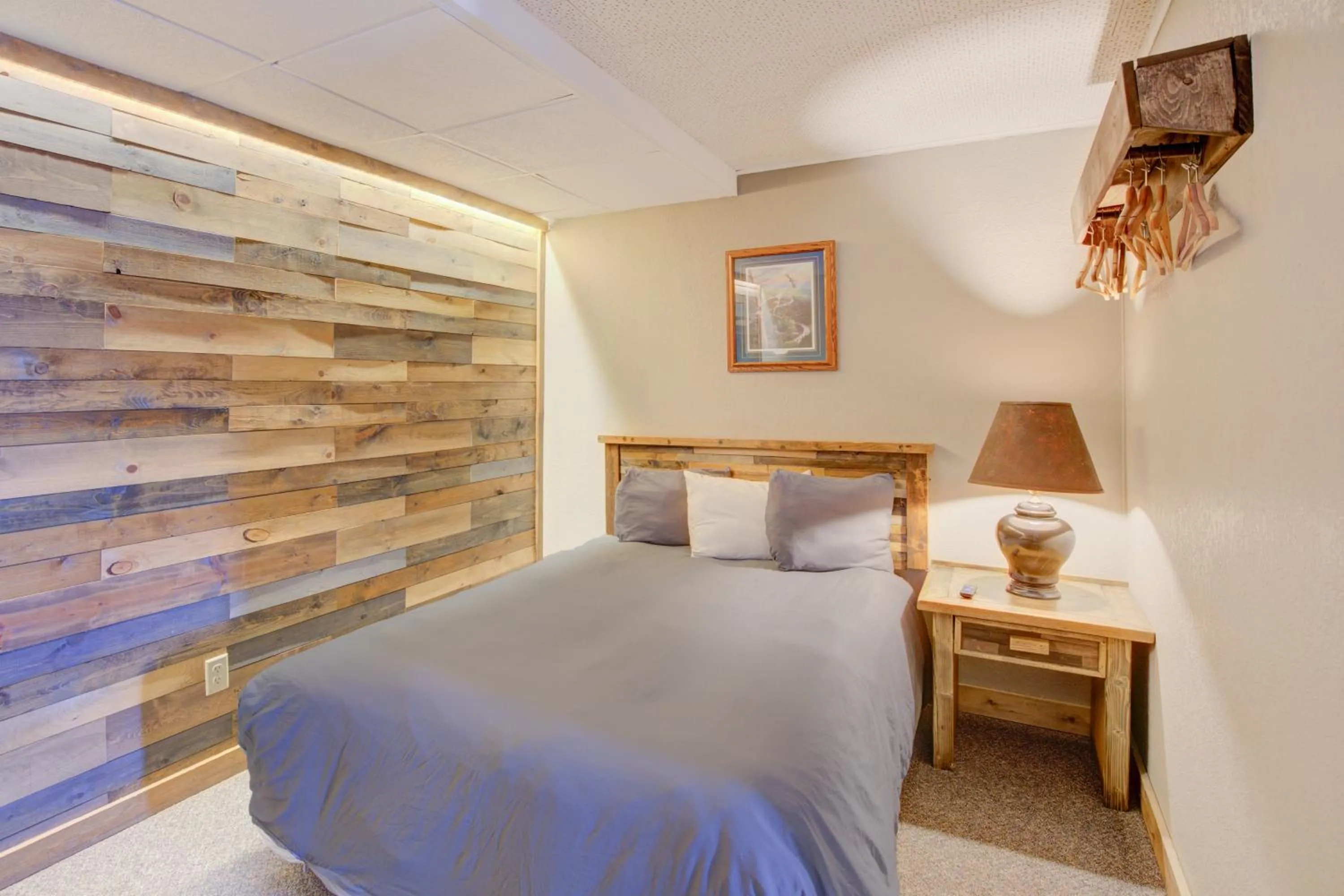 Bedroom, Bed in Bel Aire Motel Chamberlain Near Missouri River I 90