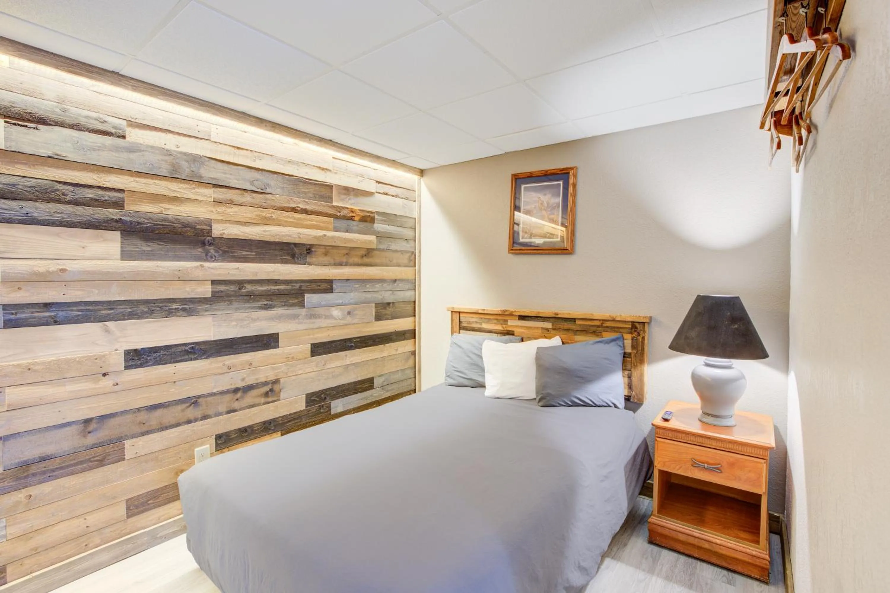 Bedroom, Bed in Bel Aire Motel Chamberlain Near Missouri River I 90