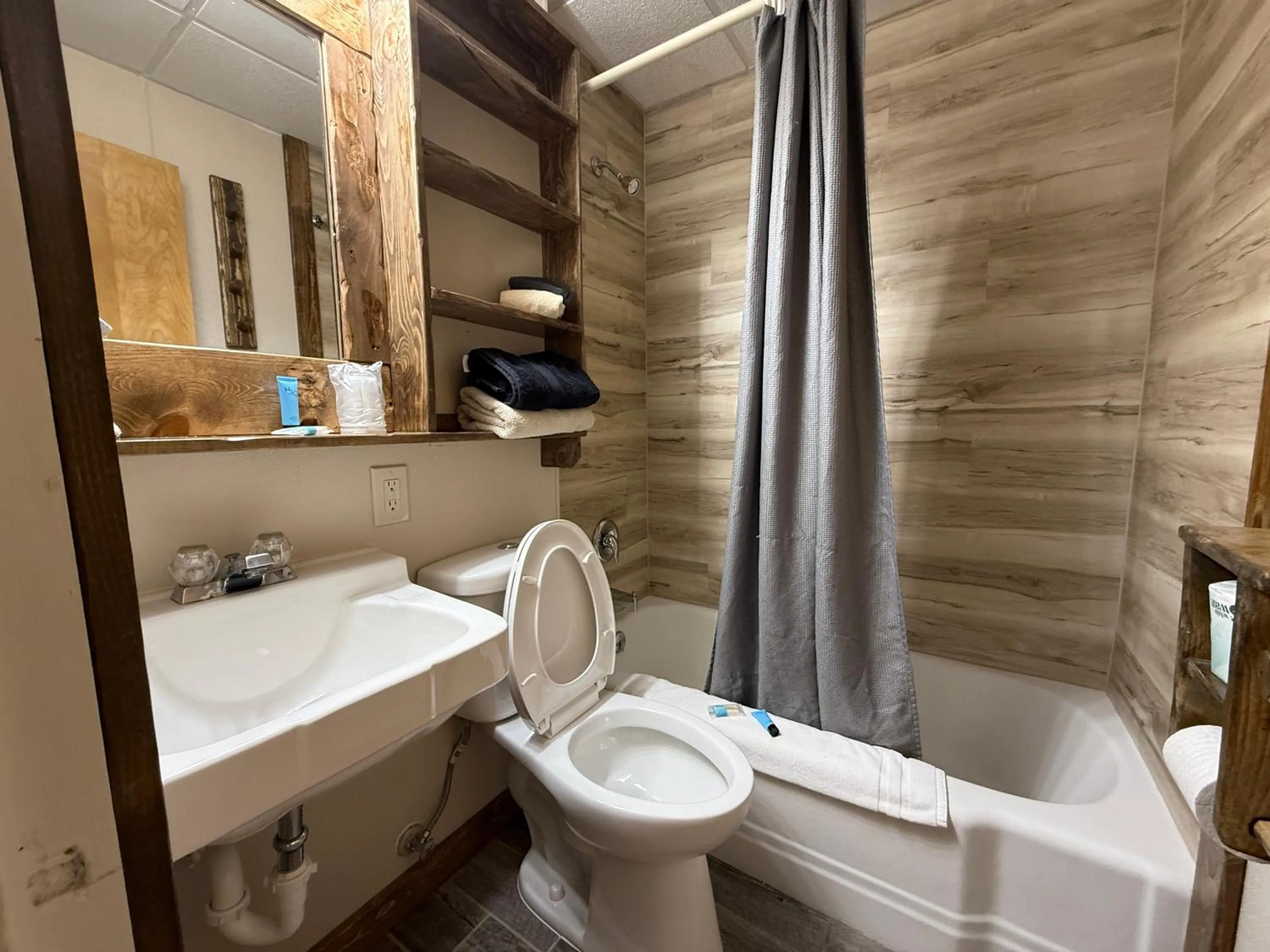 Bathroom in Hotel O Bel Aire Chamberlain SD I 90