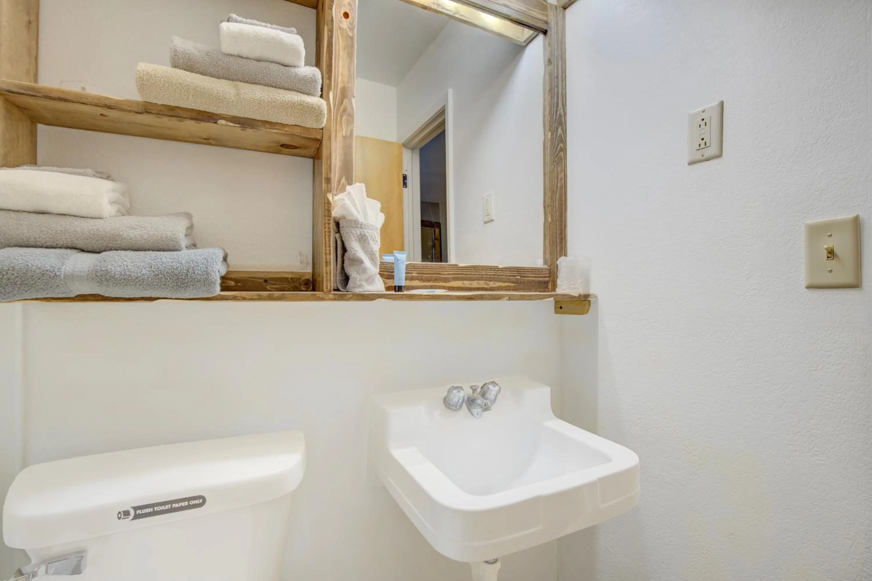 Bathroom in Bel Aire Motel Chamberlain Near Missouri River I 90