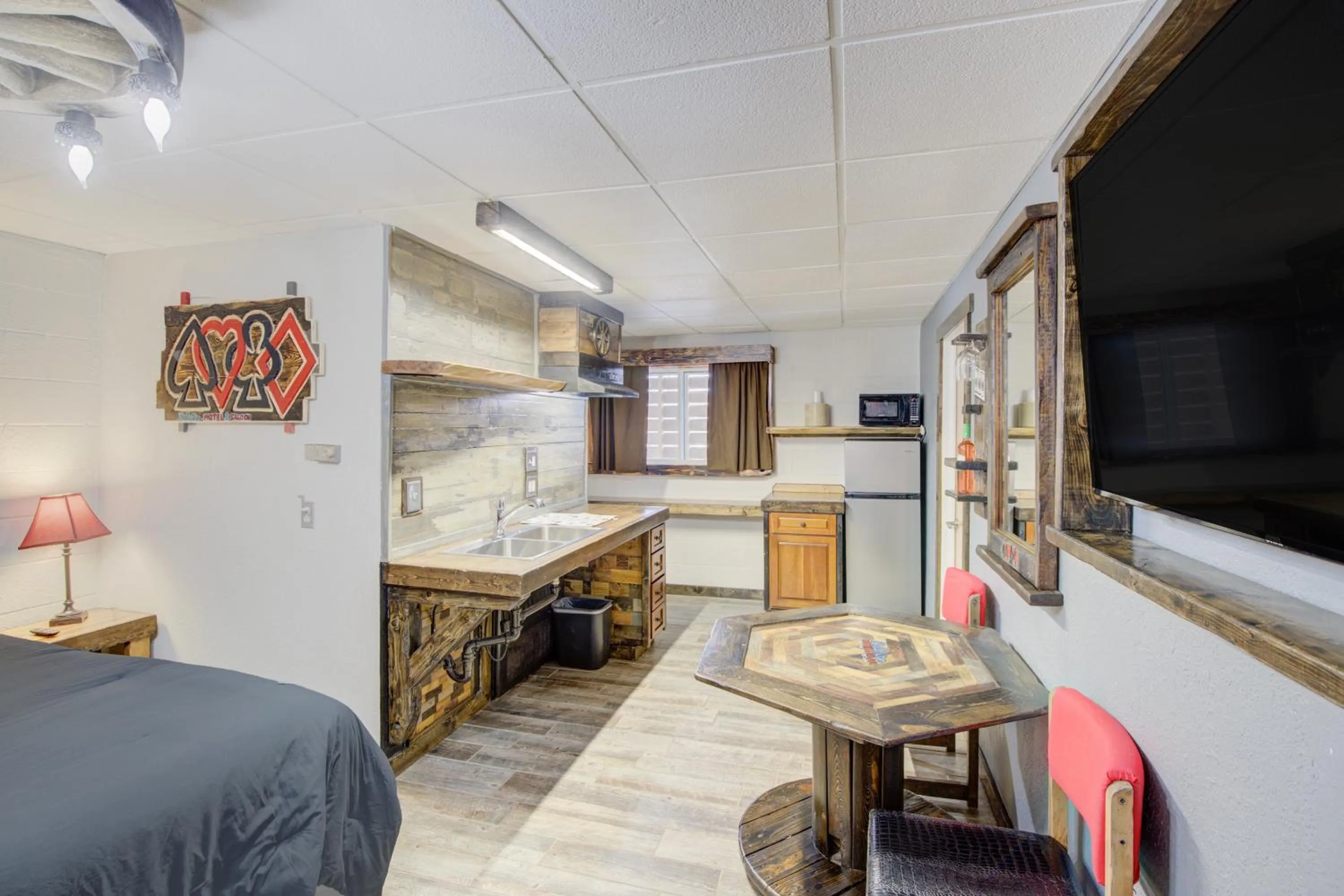 Bedroom, Bed in Bel Aire Motel Chamberlain Near Missouri River I 90