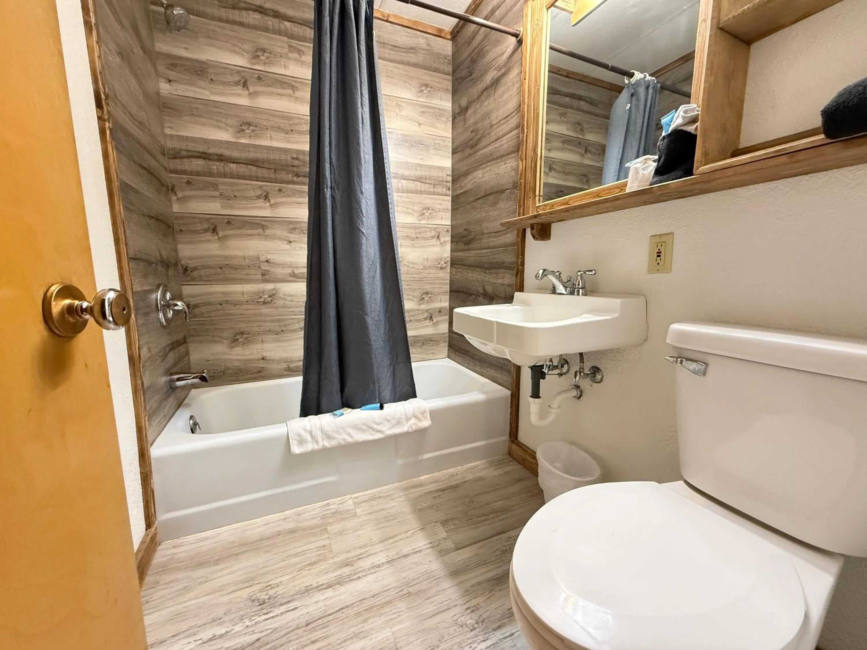 Bathroom in Hotel O Bel Aire Chamberlain SD I 90