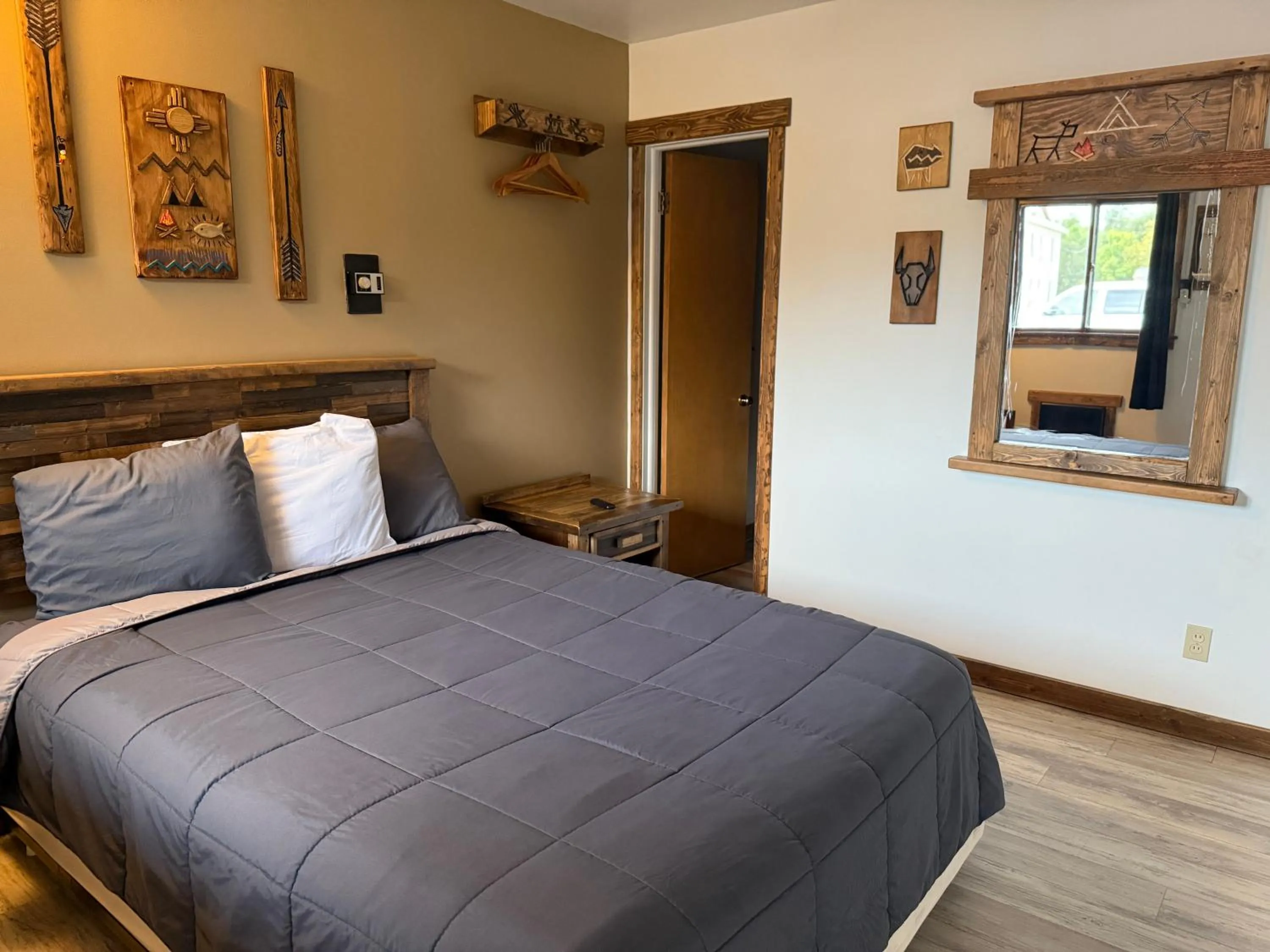 Bedroom, Bed in Hotel O Bel Aire Chamberlain SD I 90