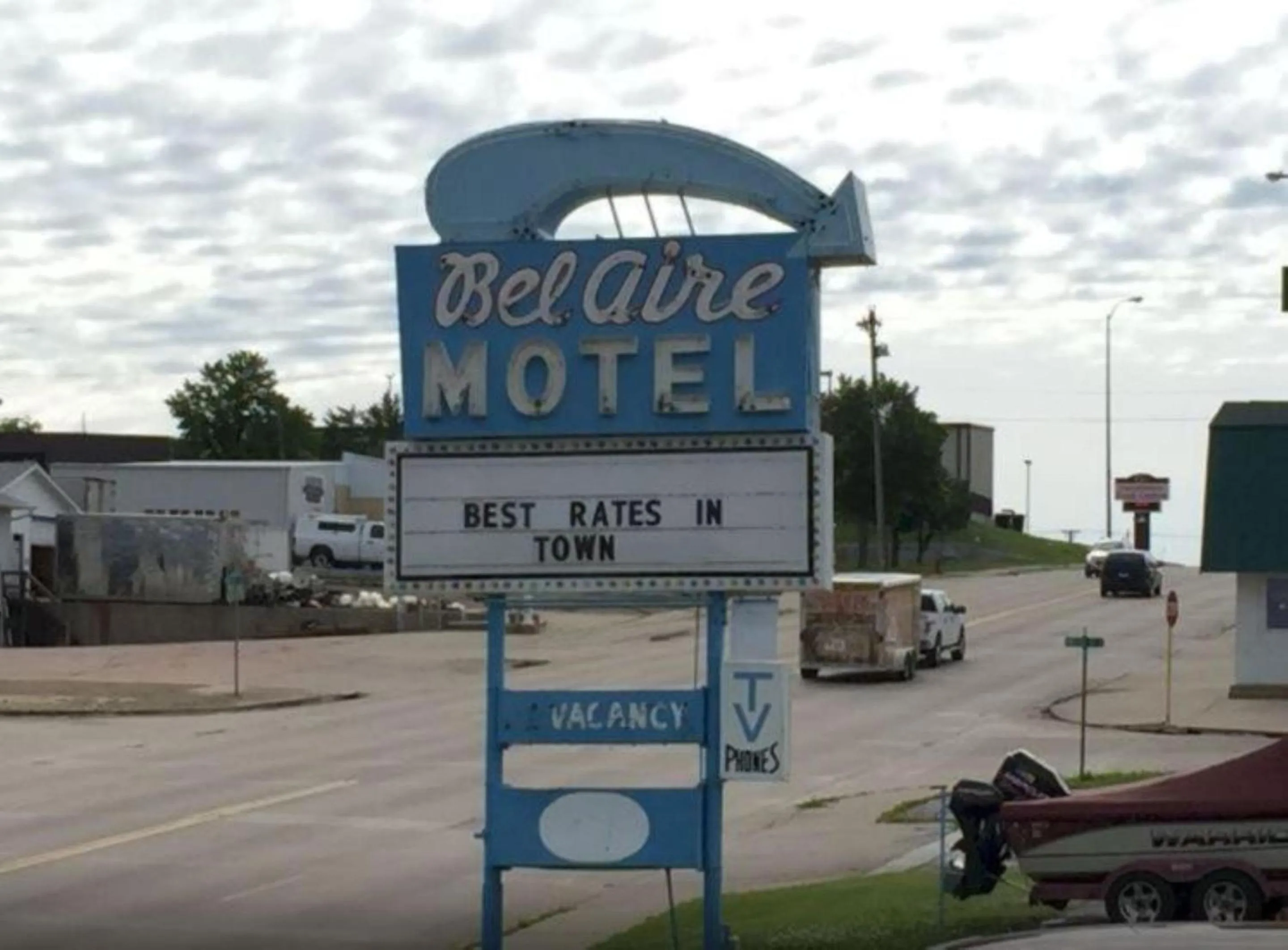 Facade/entrance in Hotel O Bel Aire Chamberlain SD I 90