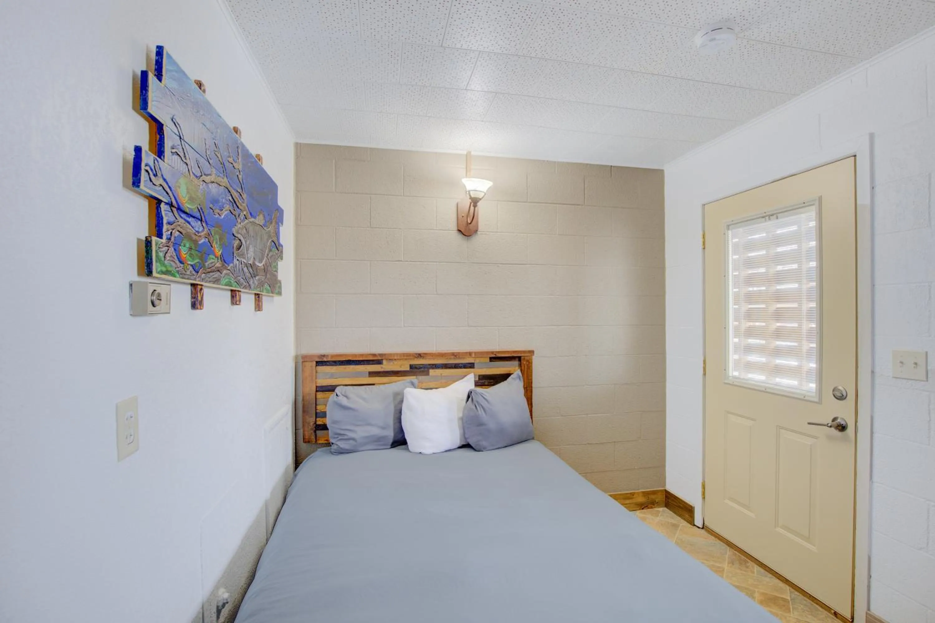 Bedroom, Bed in Bel Aire Motel Chamberlain Near Missouri River I 90