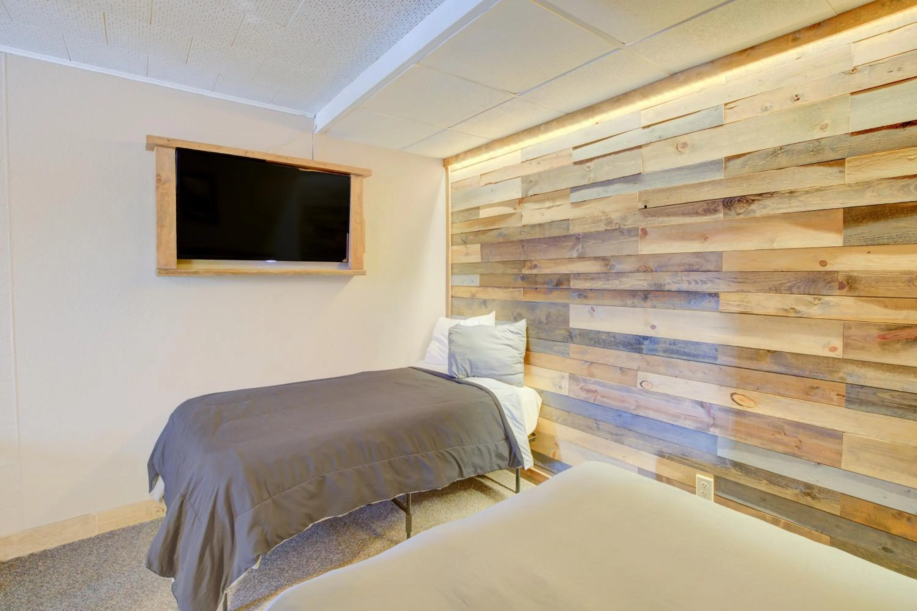 Bedroom, Bed in Bel Aire Motel Chamberlain Near Missouri River I 90