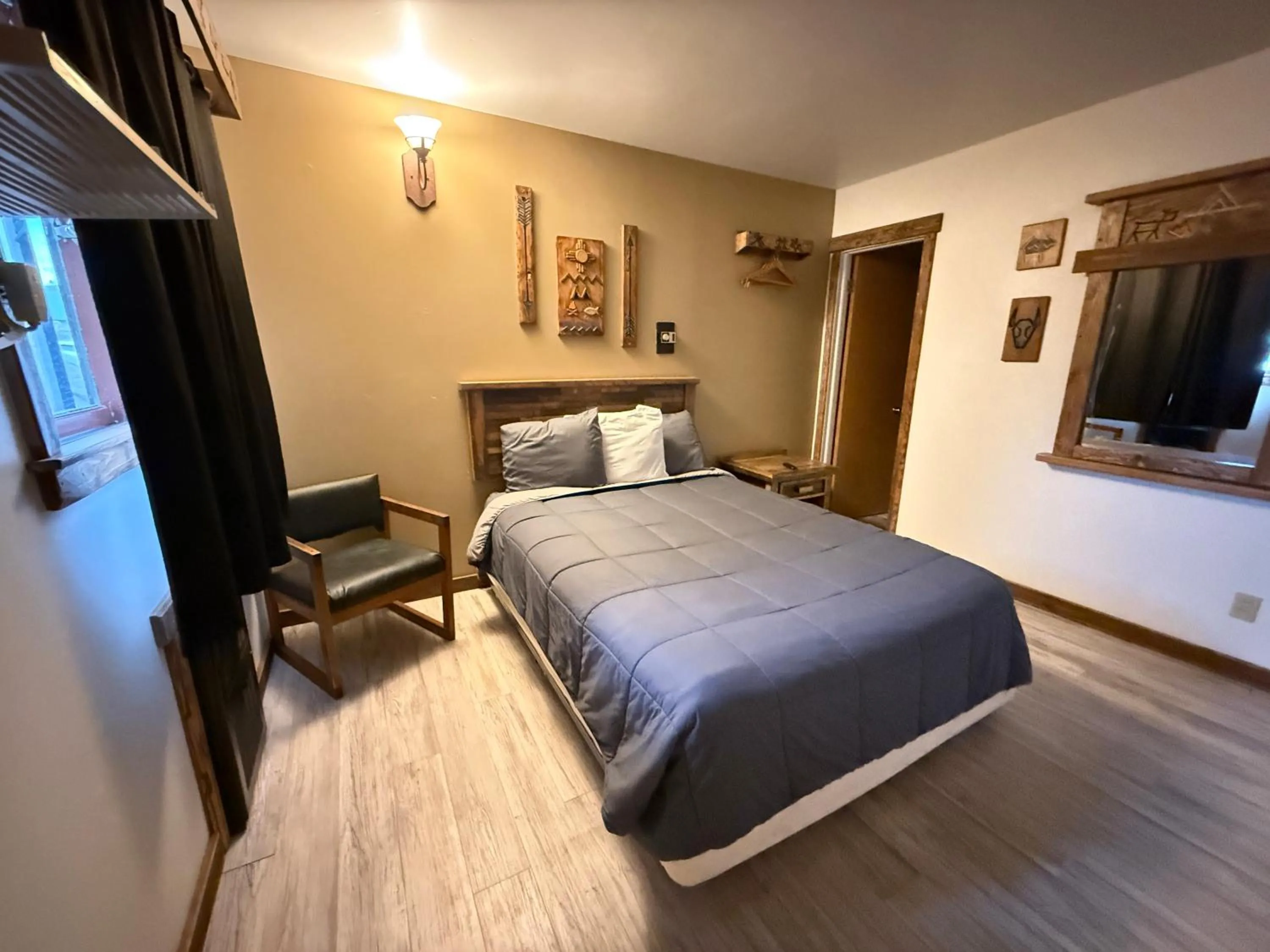 Bedroom, Bed in Hotel O Bel Aire Chamberlain SD I 90