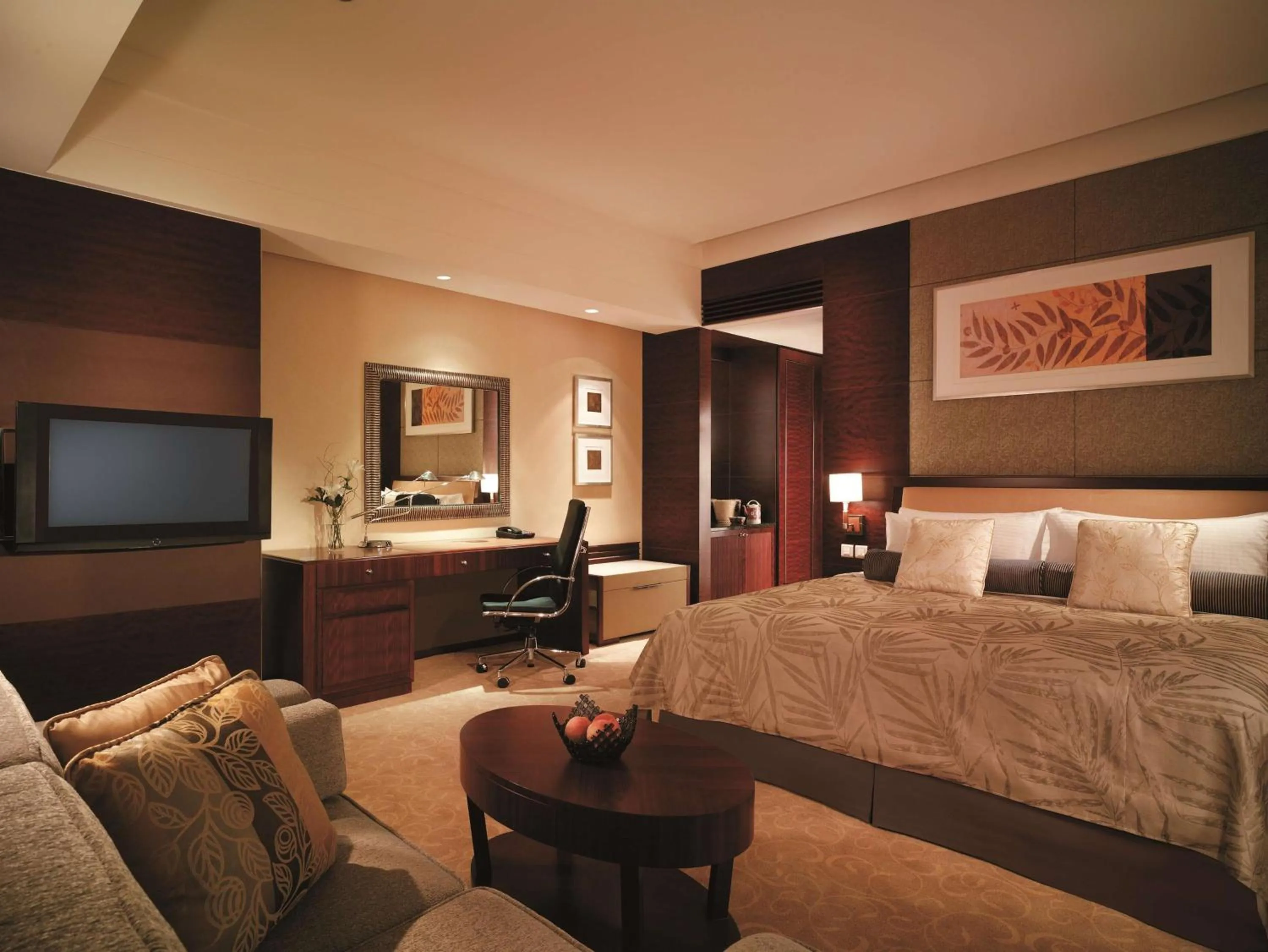 Photo of the whole room, Bed in Shangri-La Chengdu