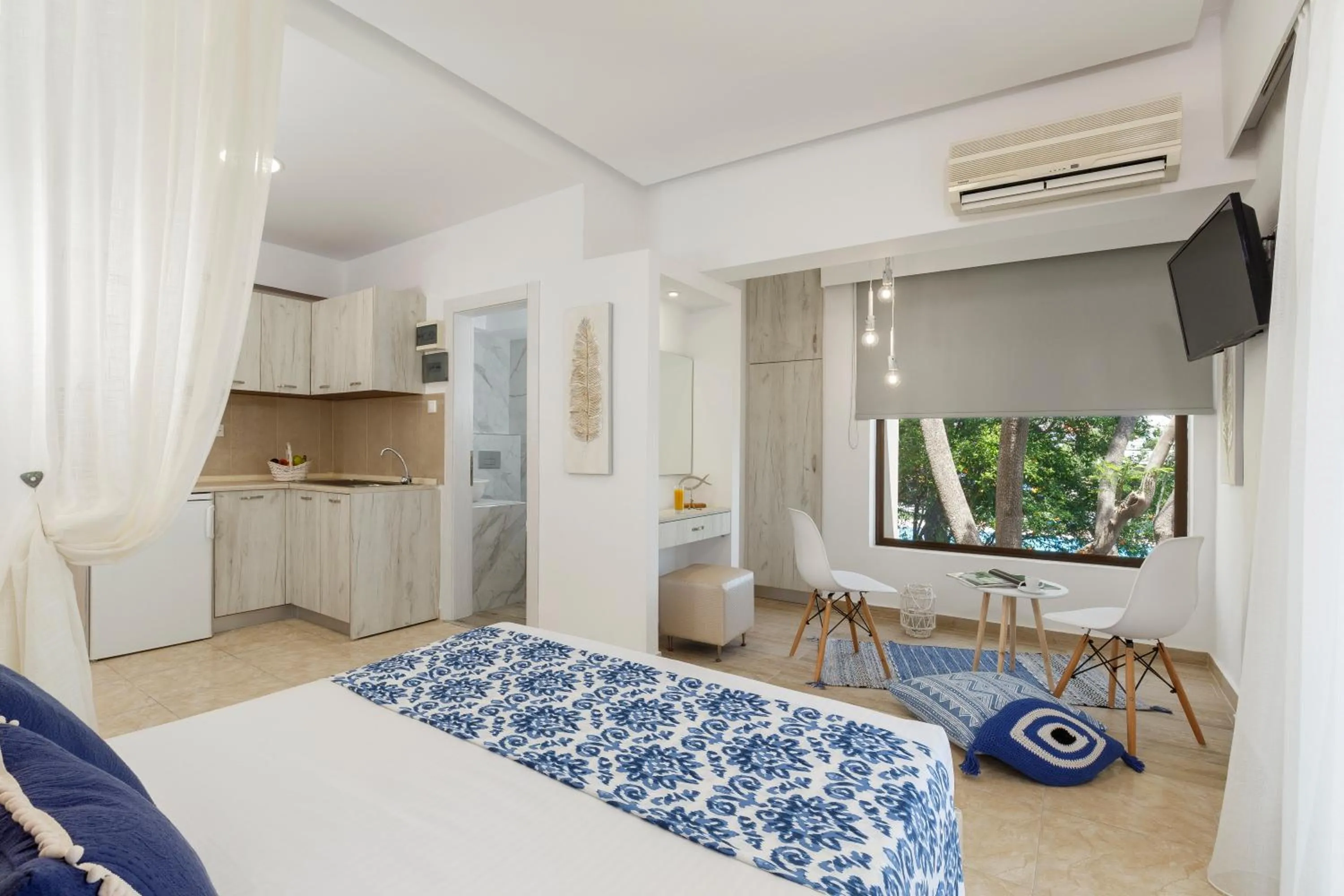 Lyristis Dinos Studios & Apartments