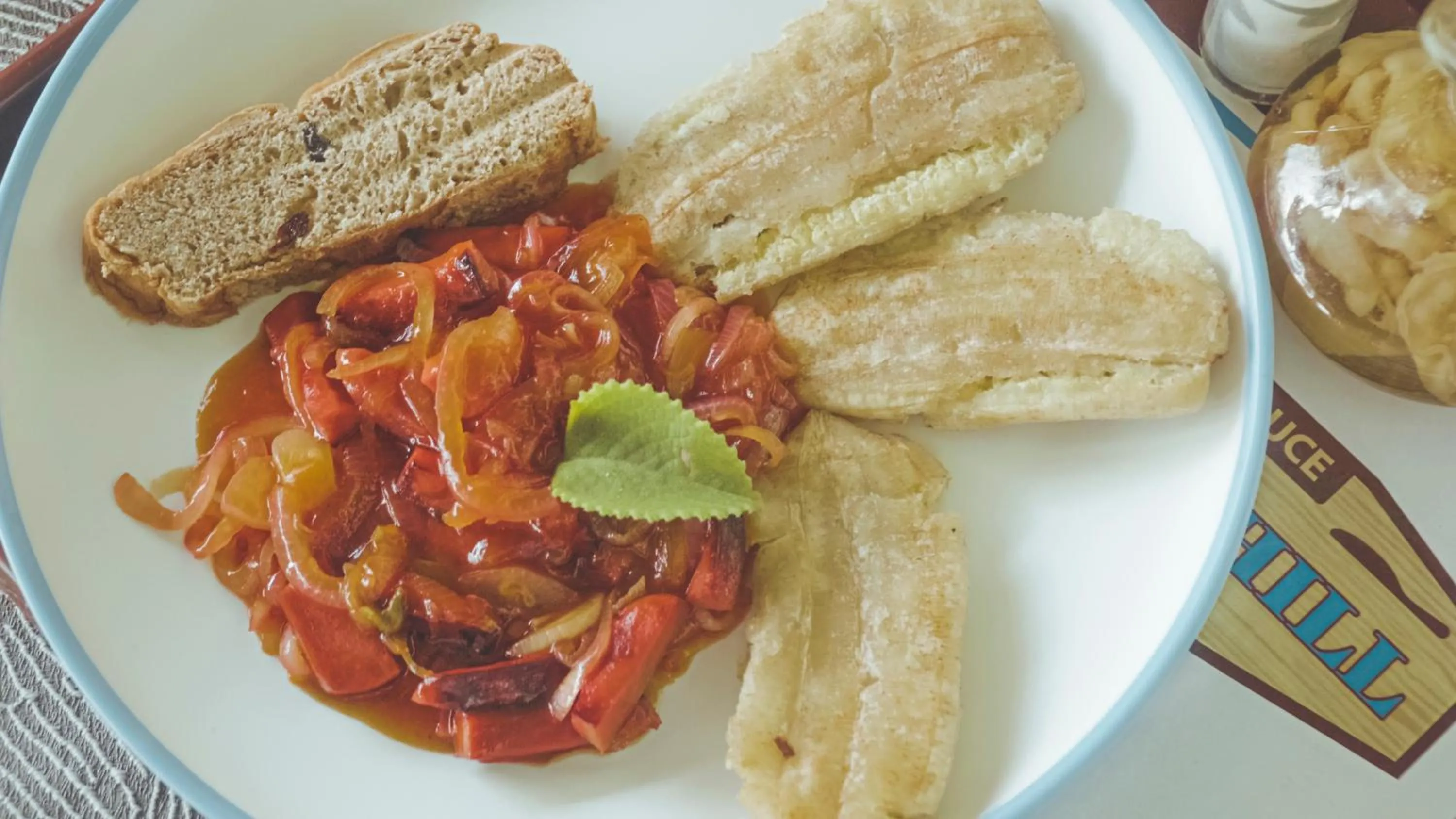 Breakfast in Posada Nativa Miss Trinie