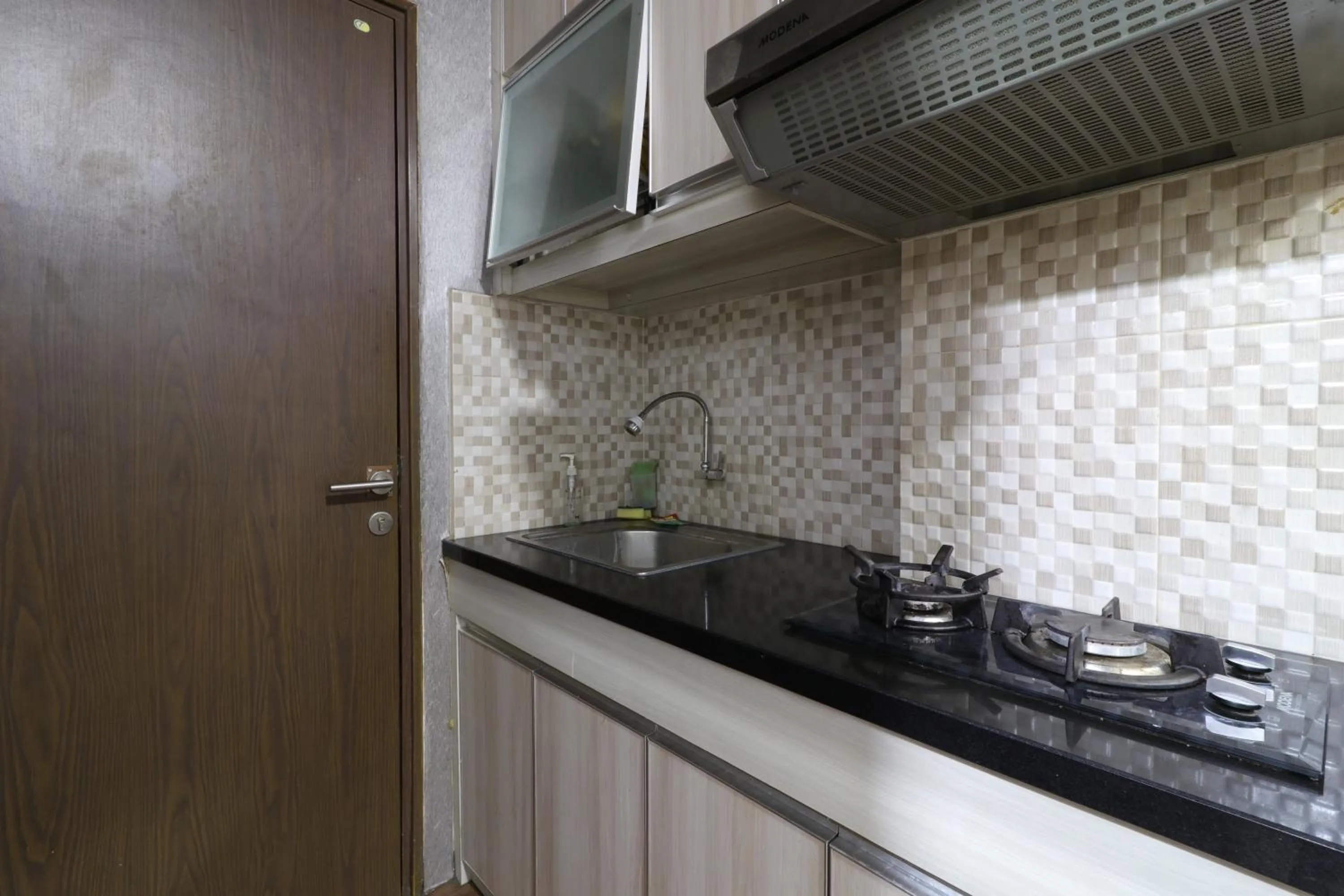 Kitchen or kitchenette in The Suite Metro Apartment by King Official