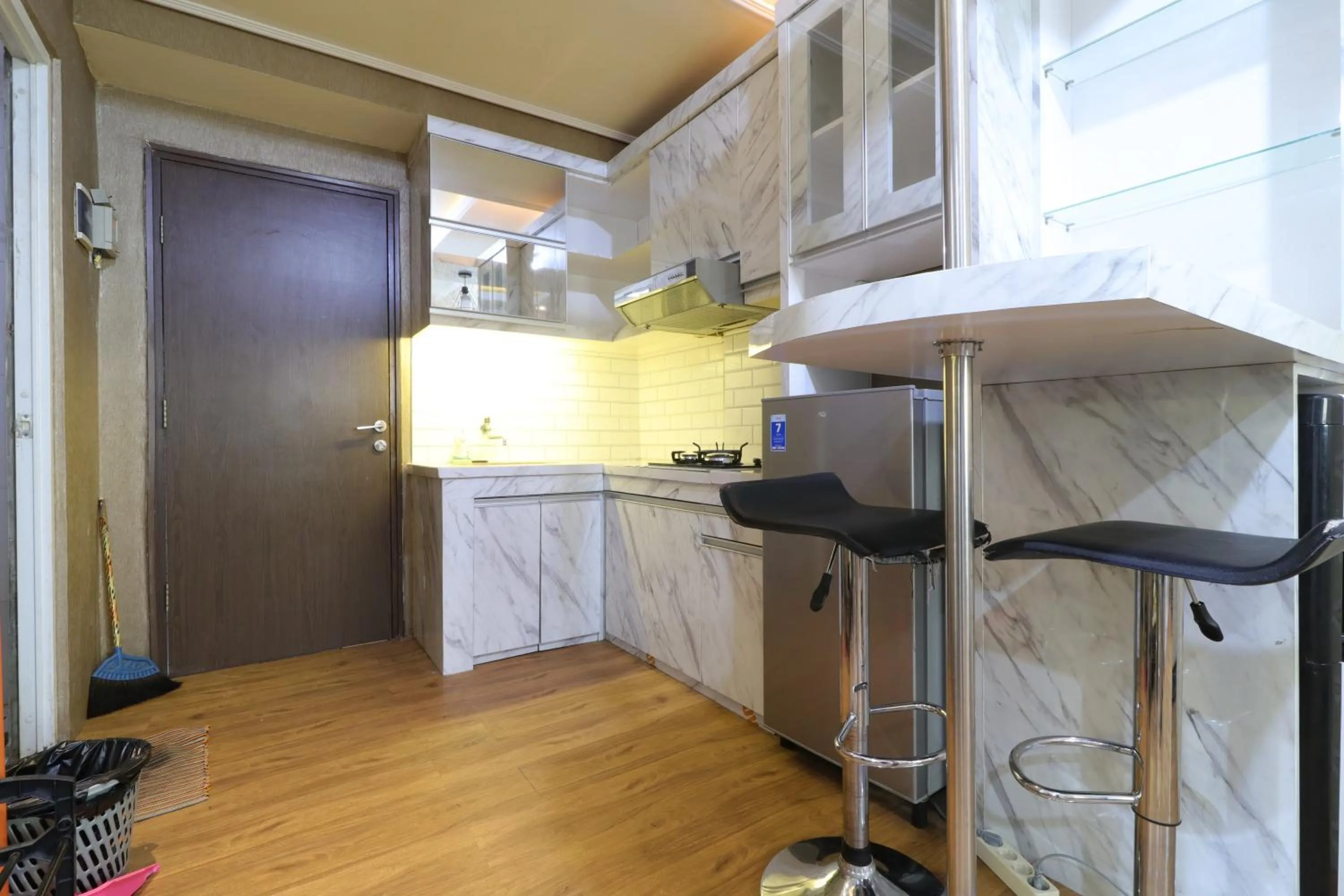 Kitchen or kitchenette in The Suite Metro Apartment by King Official