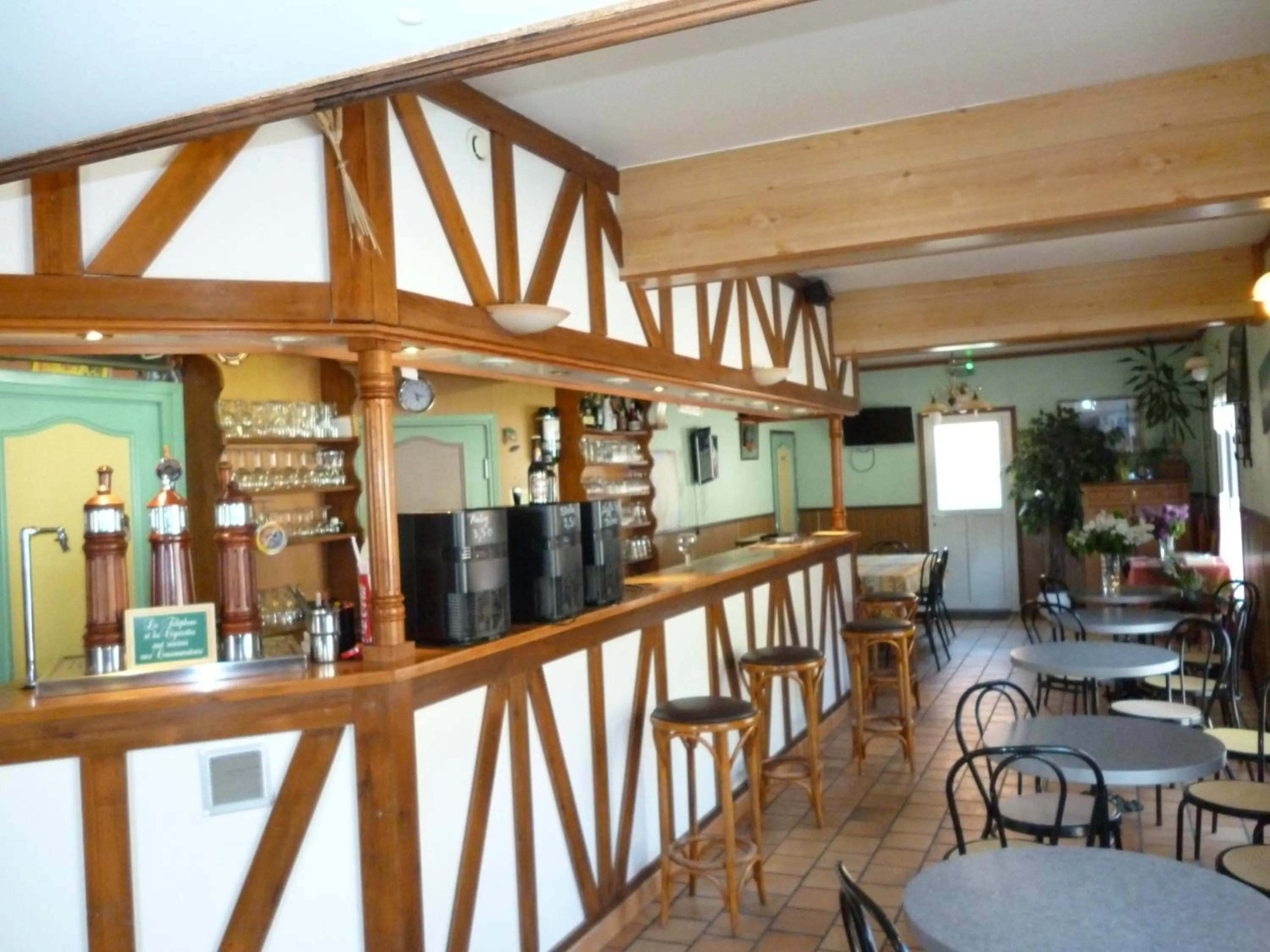 Lounge or bar in Auberge des Etangs