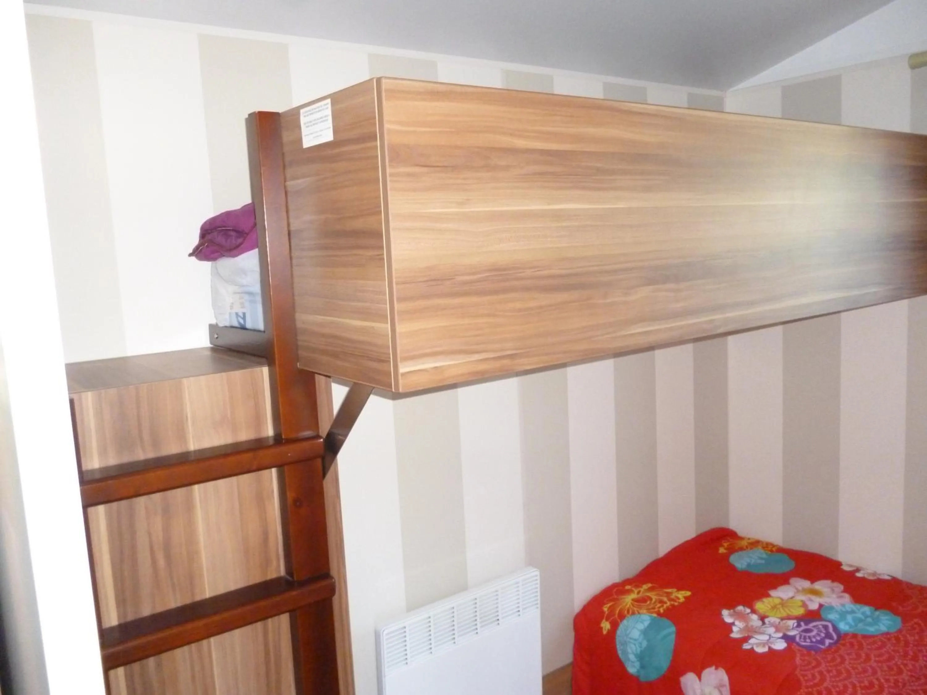 Decorative detail, Bed in Auberge des Etangs