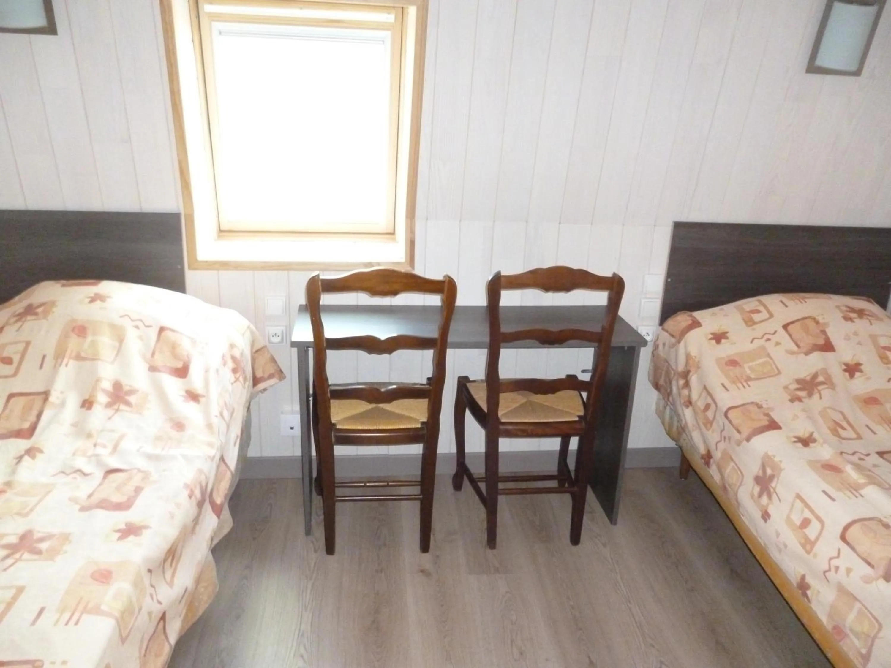 Dining area, Bed in Auberge des Etangs