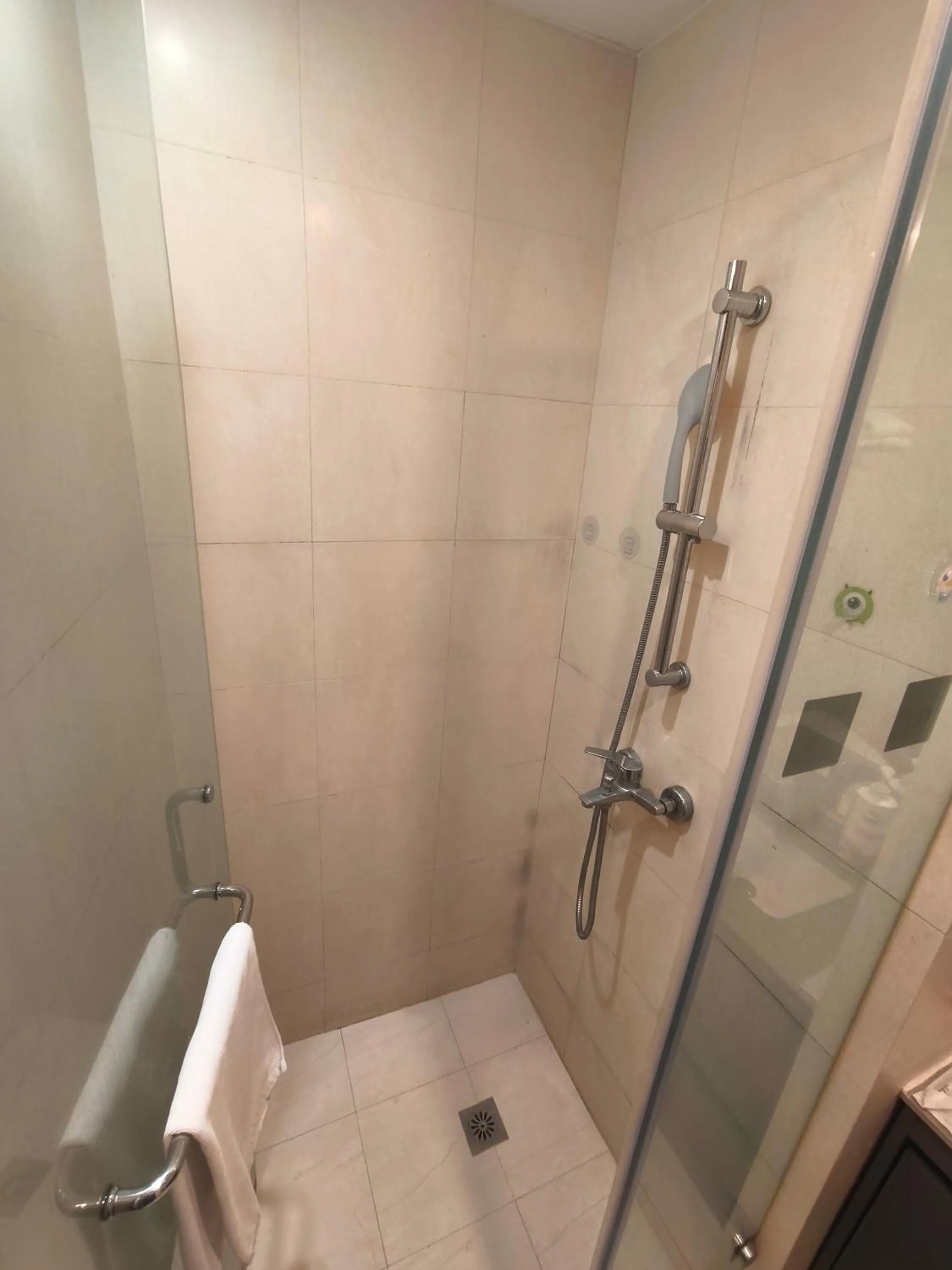 Shower in Xinshikong Apartments- Abest Zhongshan Park No.1
