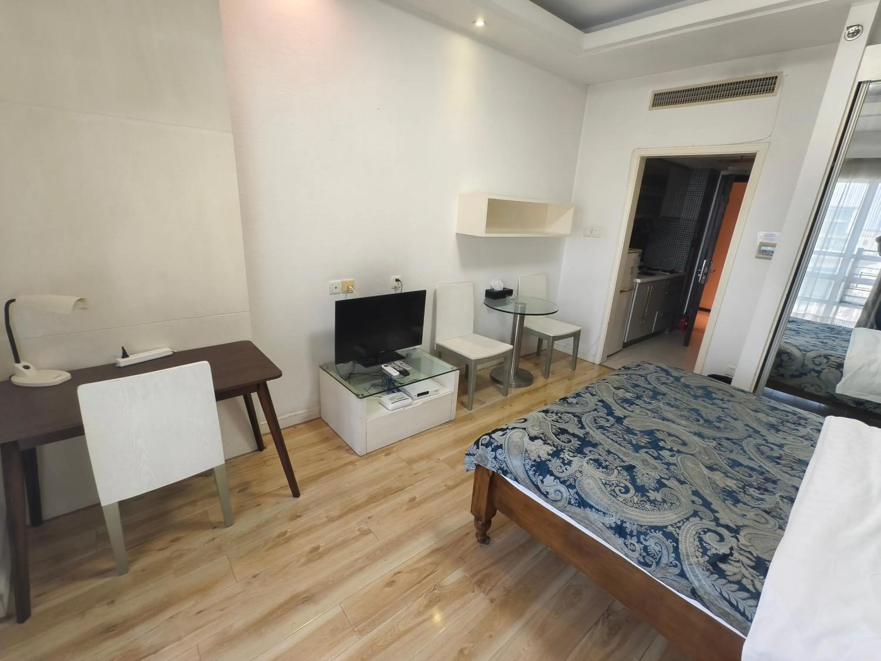 Bed in Xinshikong Apartments- Abest Zhongshan Park No.1