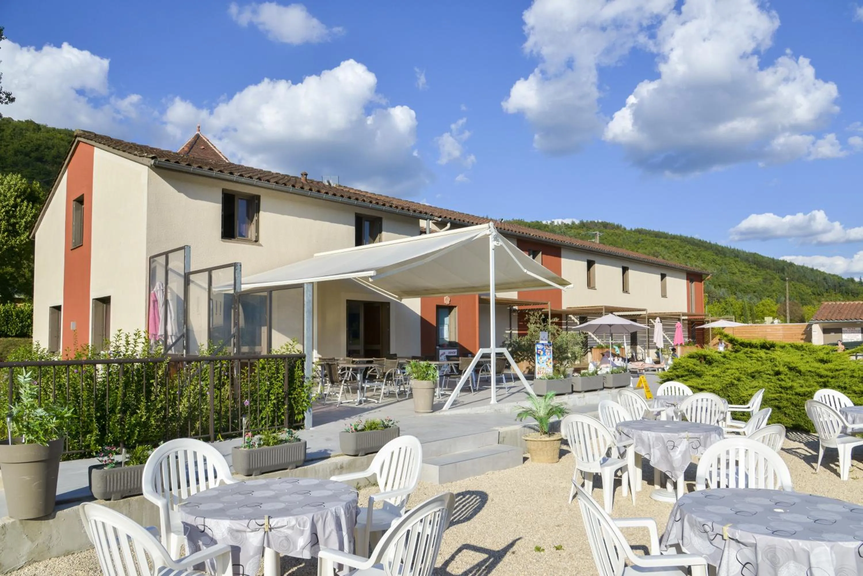 Patio in Hôtel Les Gabarres