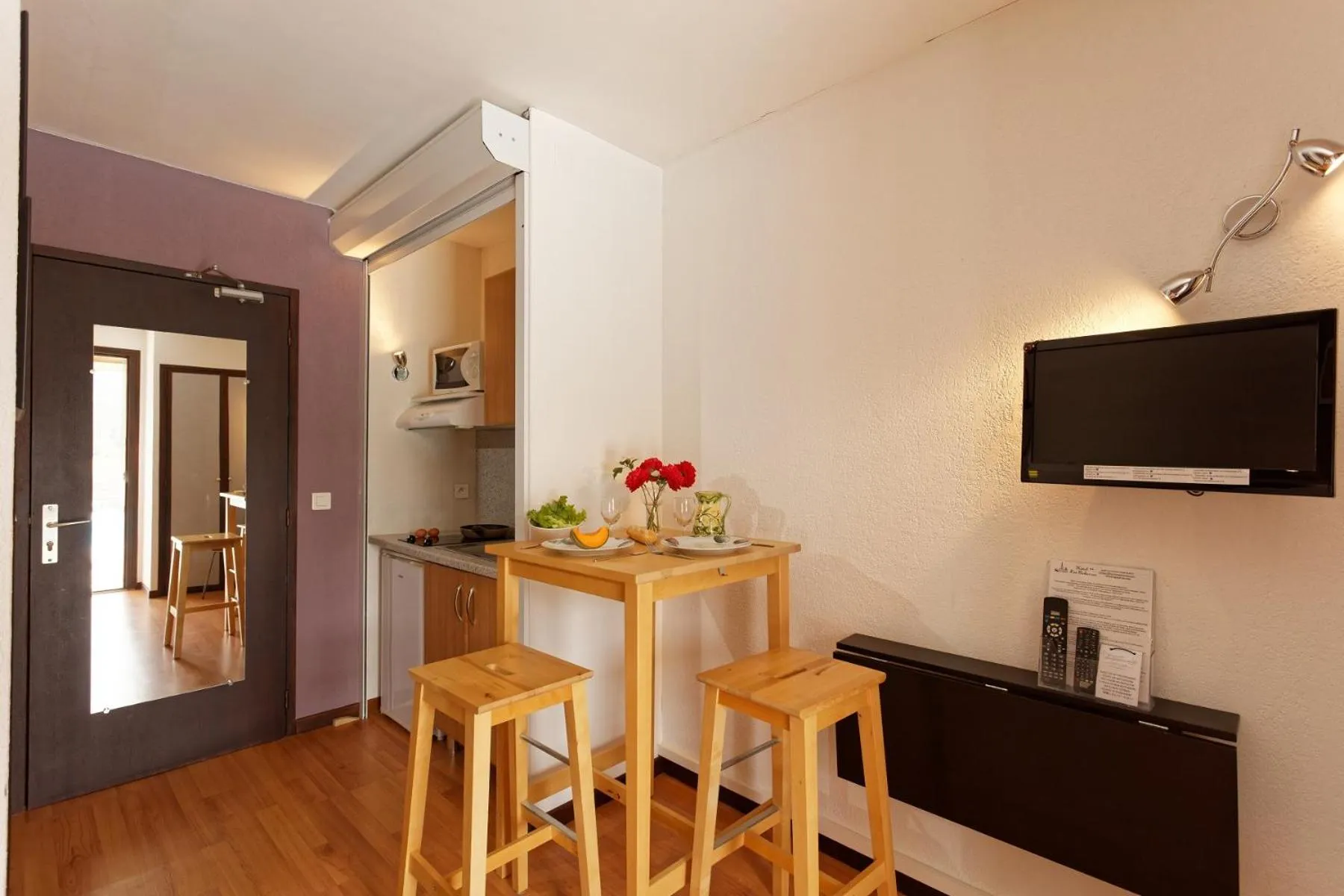 TV and multimedia in Hôtel Les Gabarres