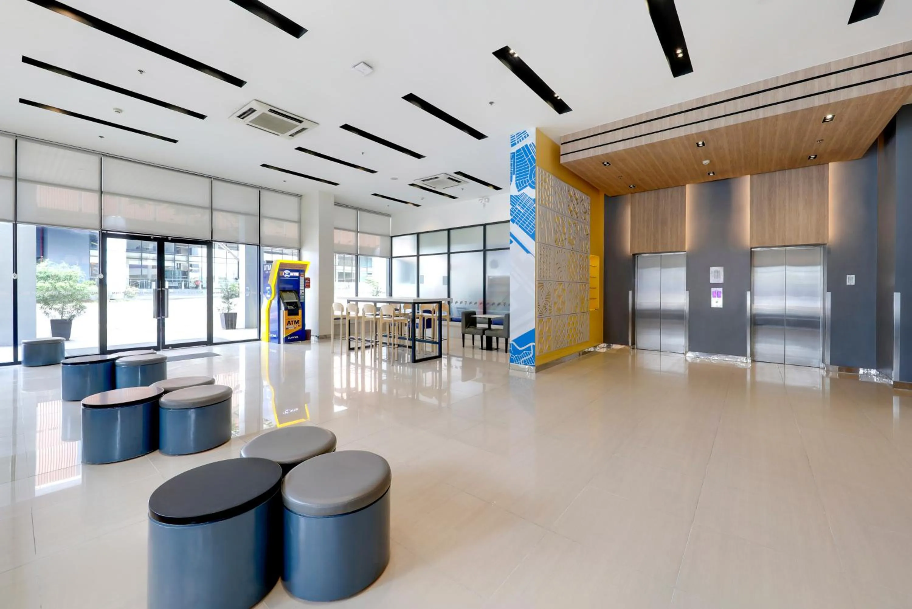 Lobby or reception in Hop Inn Hotel Aseana City Manila