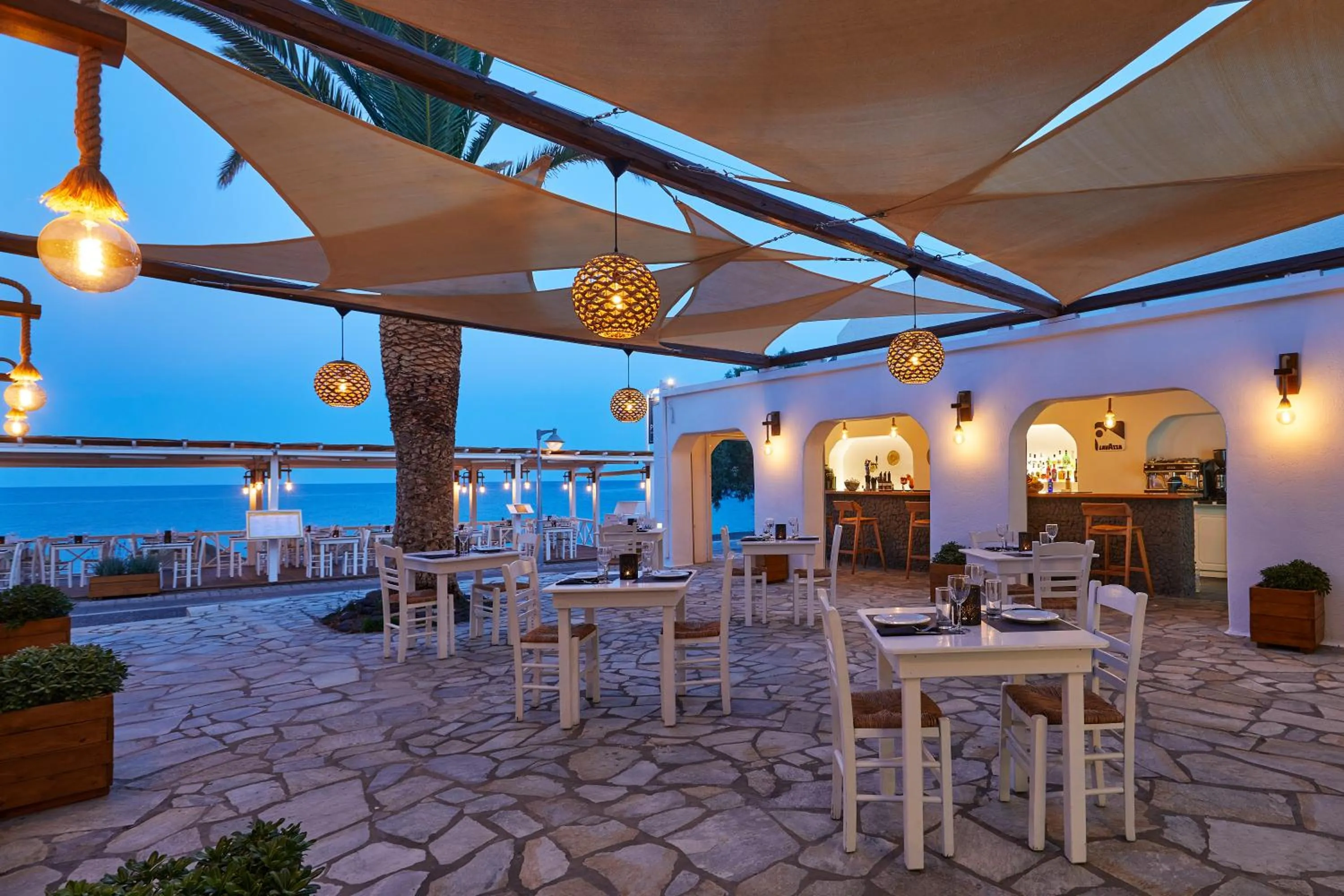 Restaurant/places to eat in Hotel Sunshine