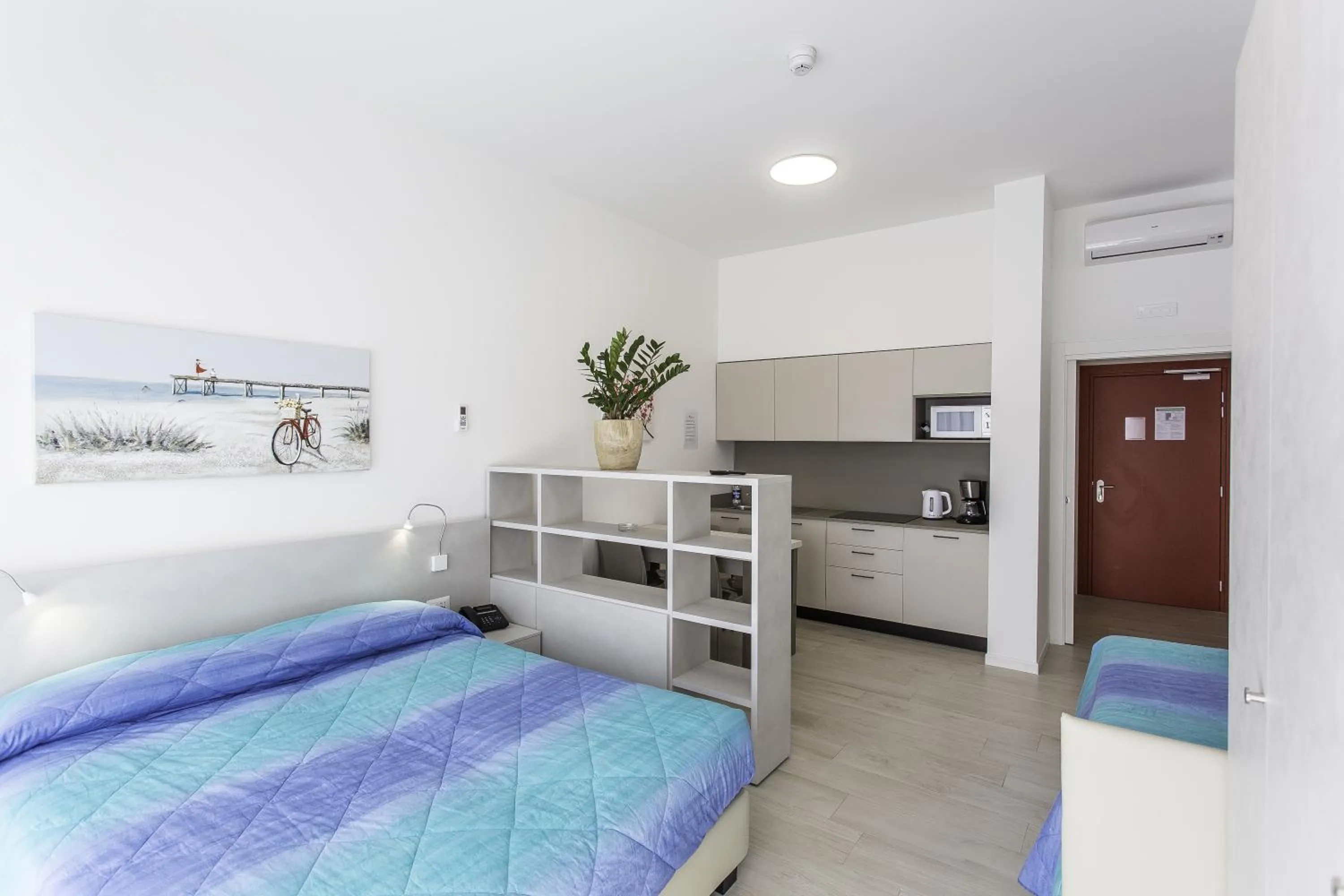 Shower, Bed in Residenza Turistica Alberghiera Blue Marine